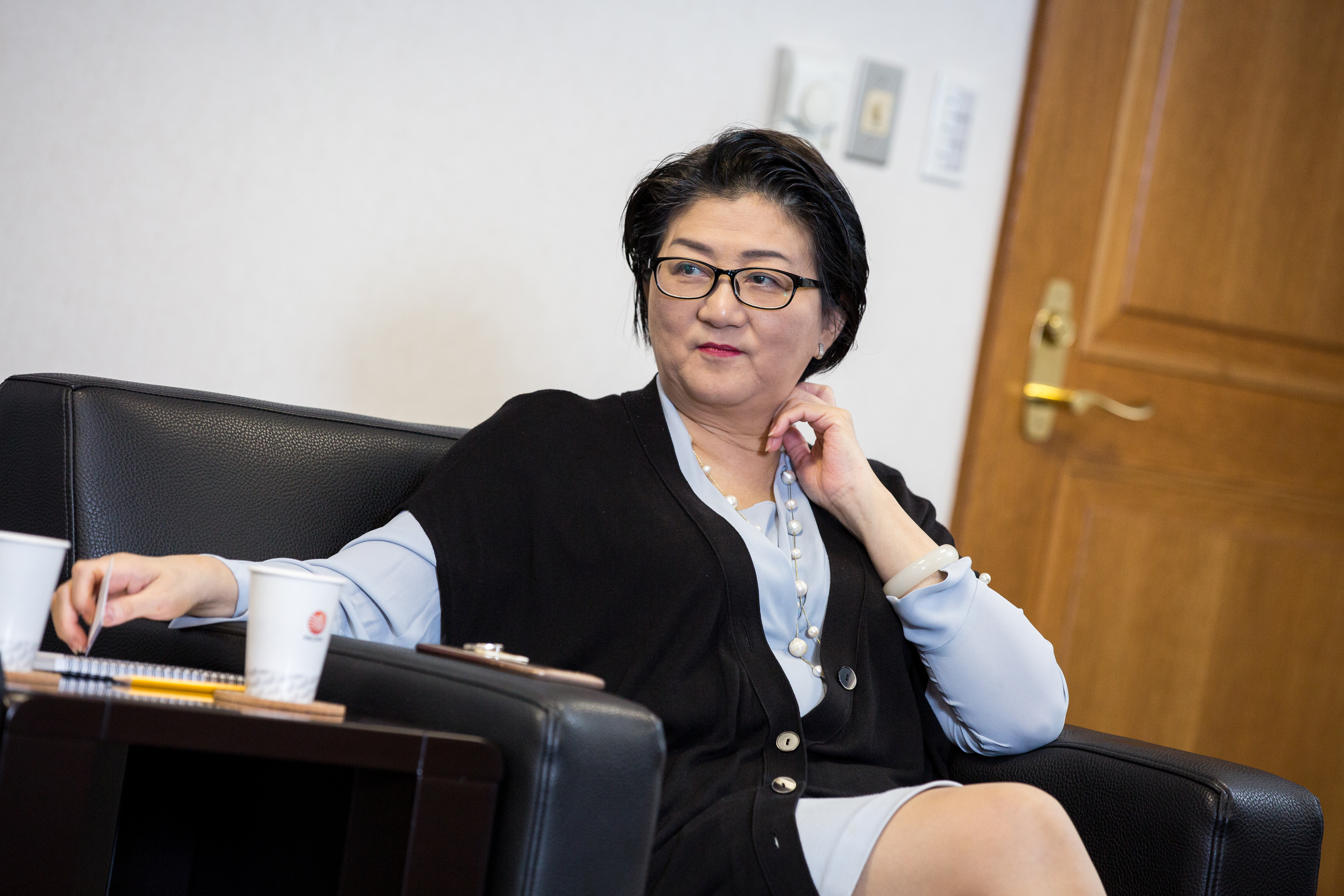 國民黨婦聯會主委雷倩率眾前往許崑源靈堂致意，但卻被發現在靈堂門口比讚拍照。