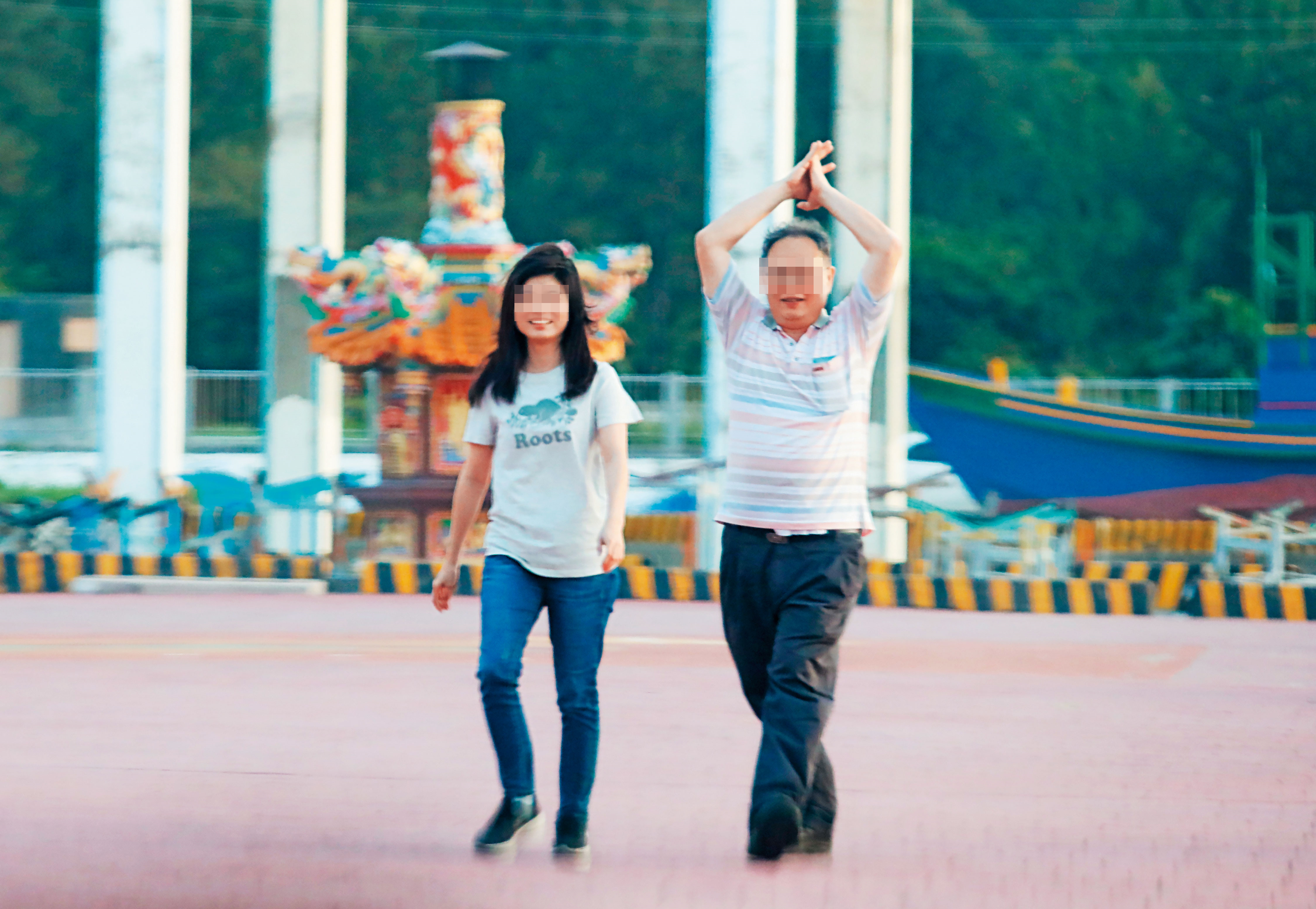 06/02 18:02，食藥署吳姓技正（右）與林姓女科員（左）結束公差的訓練課程後，前往苗栗龍鳯漁港散步。