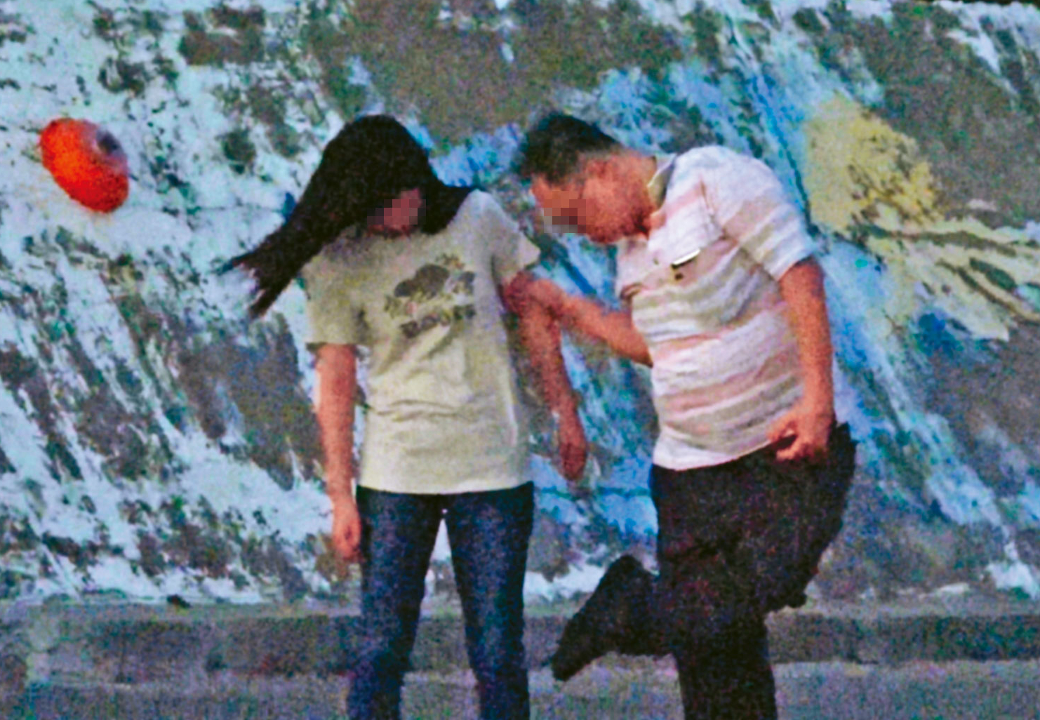 06/02 18:10，吳男（右）散步時踩到異物，林女（左）貼心上前讓吳男攙扶。