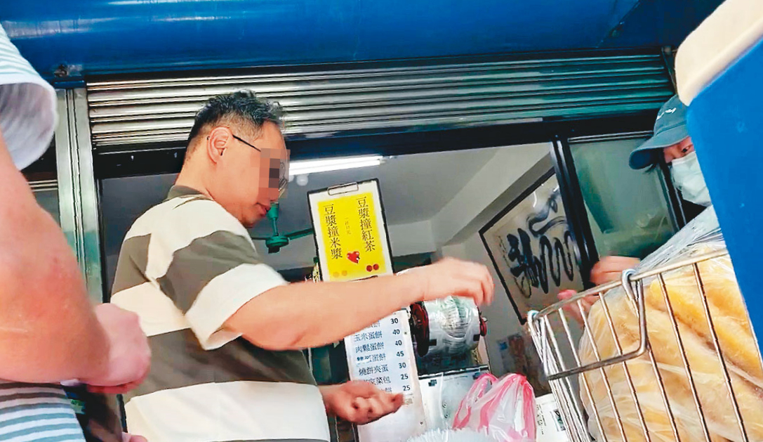 06/03 08:00,吳男(圖)起床後獨自出門買了2份早餐,帶回旅館與林女一起享用。