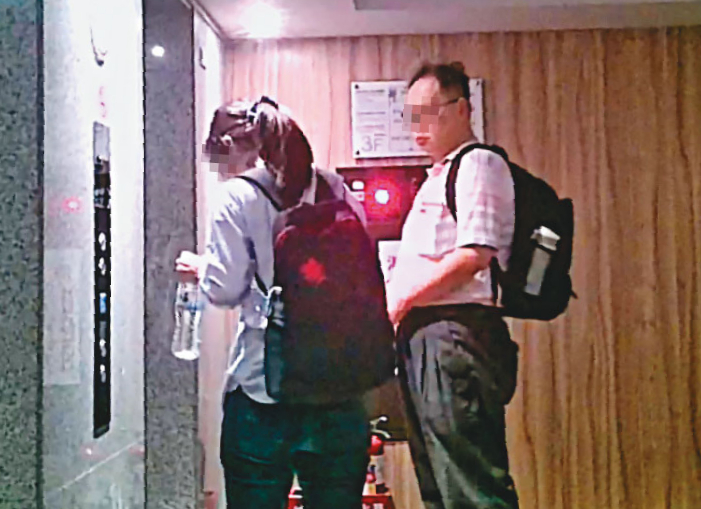 06/03 08:44，吳男（右）與林女（左）眼看課程快遲到，趕緊搭乘電梯、驅車趕往會場。