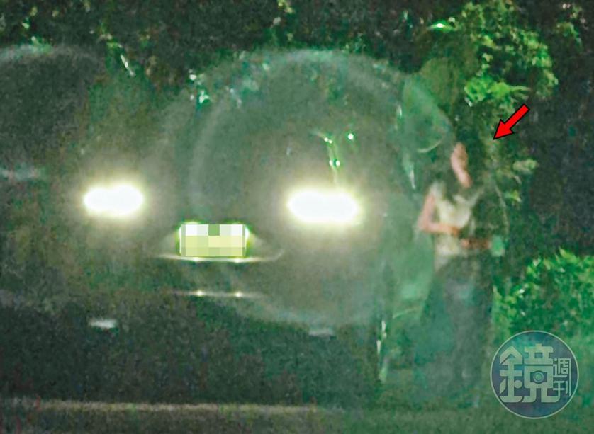 05/26 20:19,吳男及林女(箭頭處)幾乎夜夜幽會,結束後再由吳男開車載林女下山。