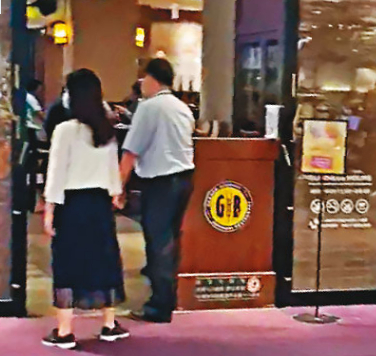 05/05 18:40,吳男(右)與林女(左)曾前往百貨公司內的美式餐廳用餐。