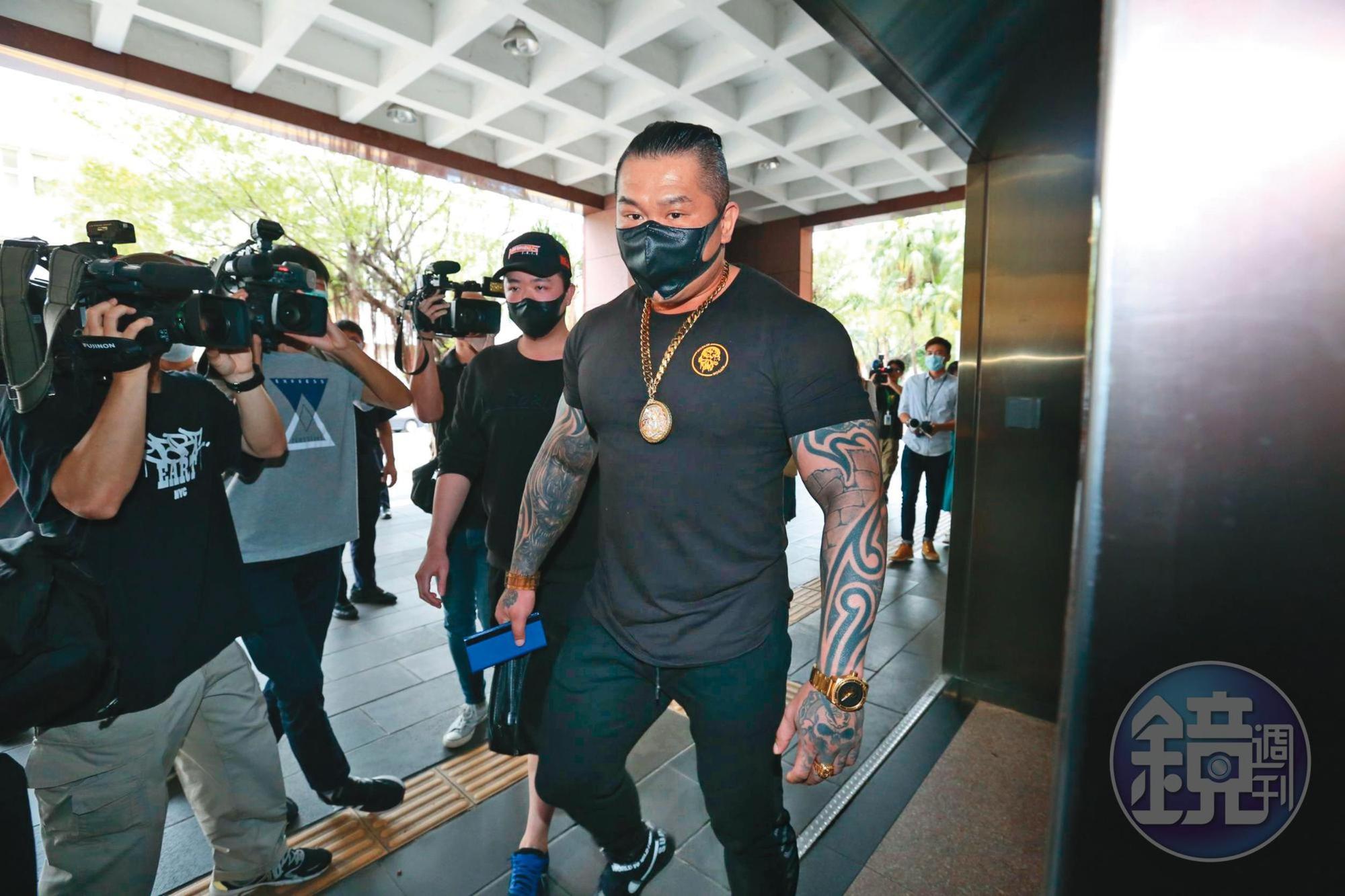 館長的黑色口罩偏小,於是呈現炸裂狀態;他向外界表態:「今天我講垃圾話(髒話)我道歉,那你(吳宗憲)罵我們的呢?」