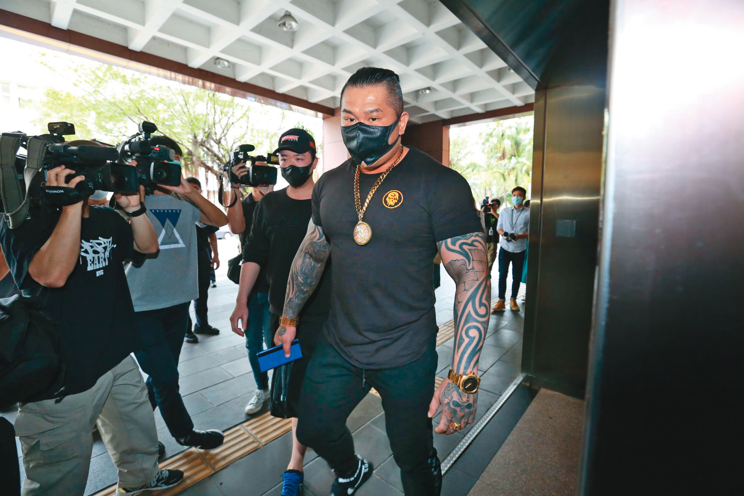 館長的黑色口罩偏小，於是呈現炸裂狀態；他向外界表態：「今天我講垃圾話（髒話）我道歉，那你（吳宗憲）罵我們的呢？」