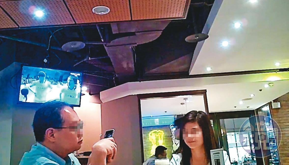 05/05 18:57,用餐期間,吳男(左)拿手機替林女(右)拍照,2人互動熱絡。