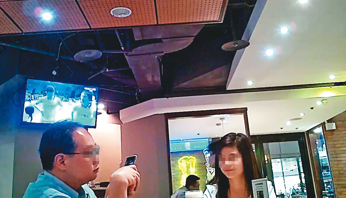 05/05 18:57,用餐期間,吳男(左)拿手機替林女(右)拍照,2人互動熱絡。