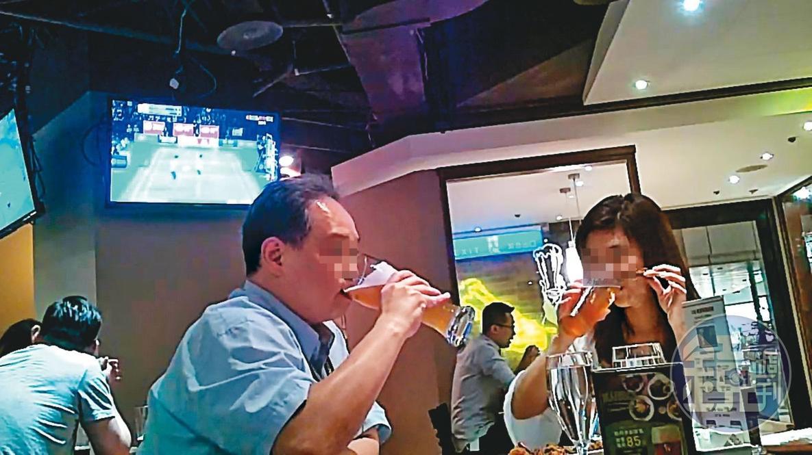 05/05 19:12,2人在餐廳吃飯喝酒,餐後吳男(左)竟酒駕載林女(右)離開。