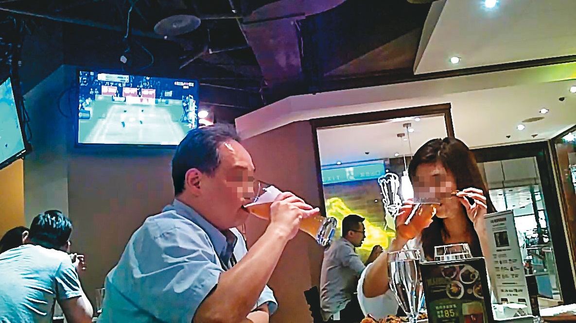 05/05 19:12，2人在餐廳吃飯喝酒，餐後吳男（左）竟酒駕載林女（右）離開。