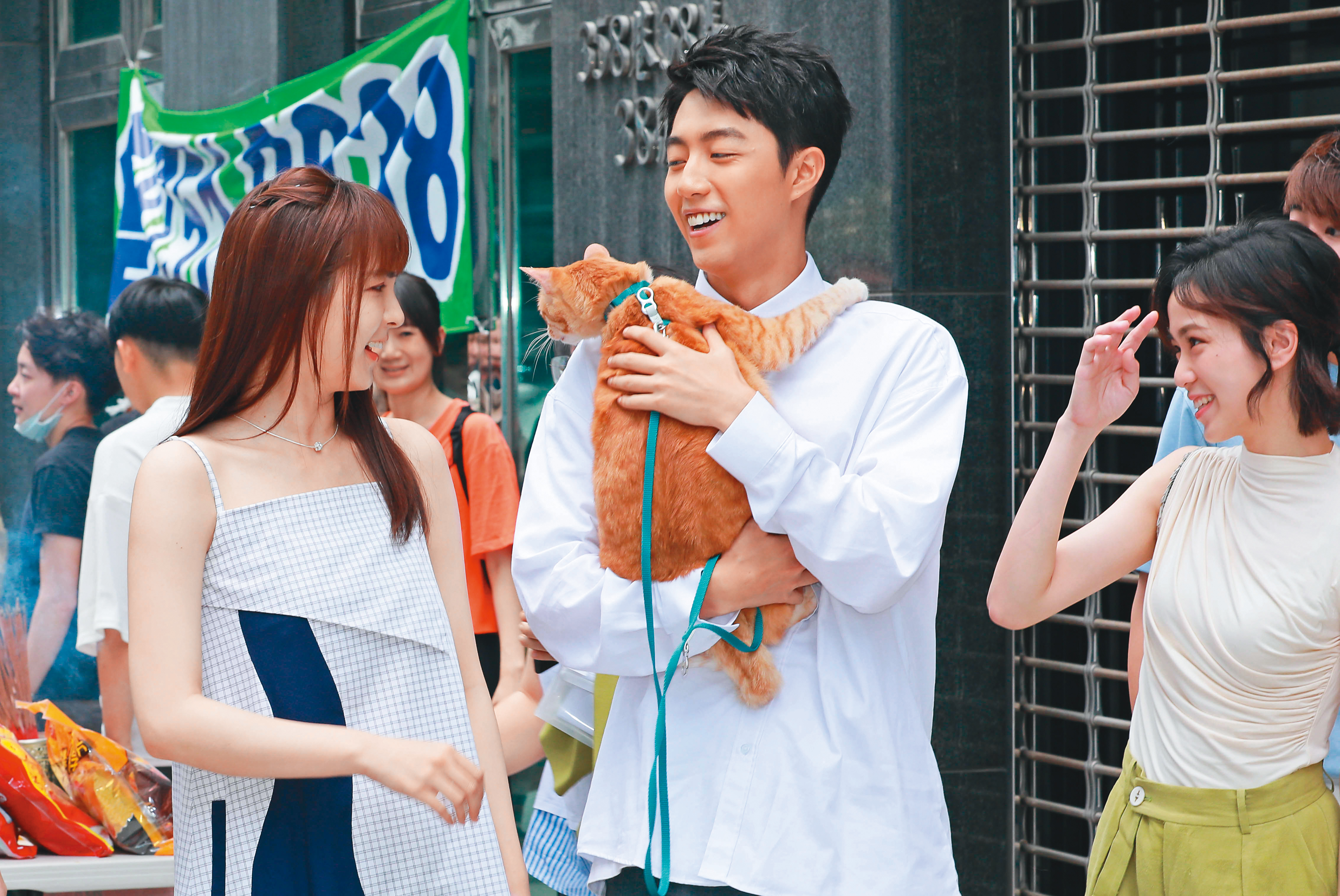 為了和劇中公貓培養感情，蔡凡熙（中）特地帶牠回家住，除了為貓打掃家裡，也讓貓同枕共眠。