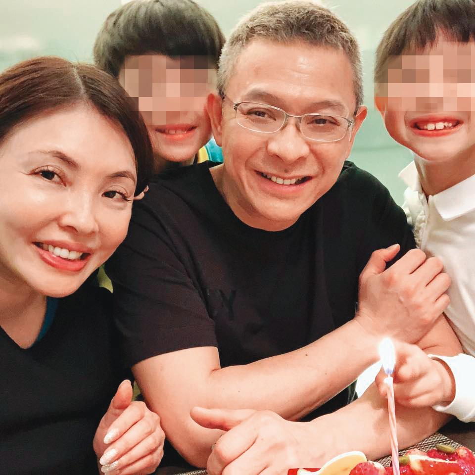 方文琳嗆王敏錡（圖中）「當初就不要給人信用卡，既然給了，表示有能力負擔。」（翻攝自臉書）