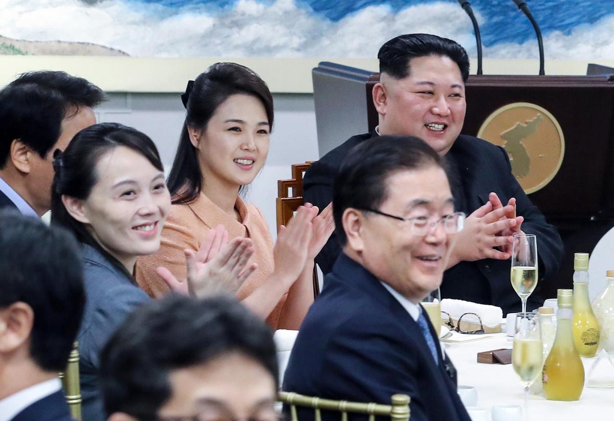 北韓勞動黨第一副部長金與正（左二）及中央委員會副委員長金英哲決心切斷所有與南韓的官方通訊管道。（東方IC）