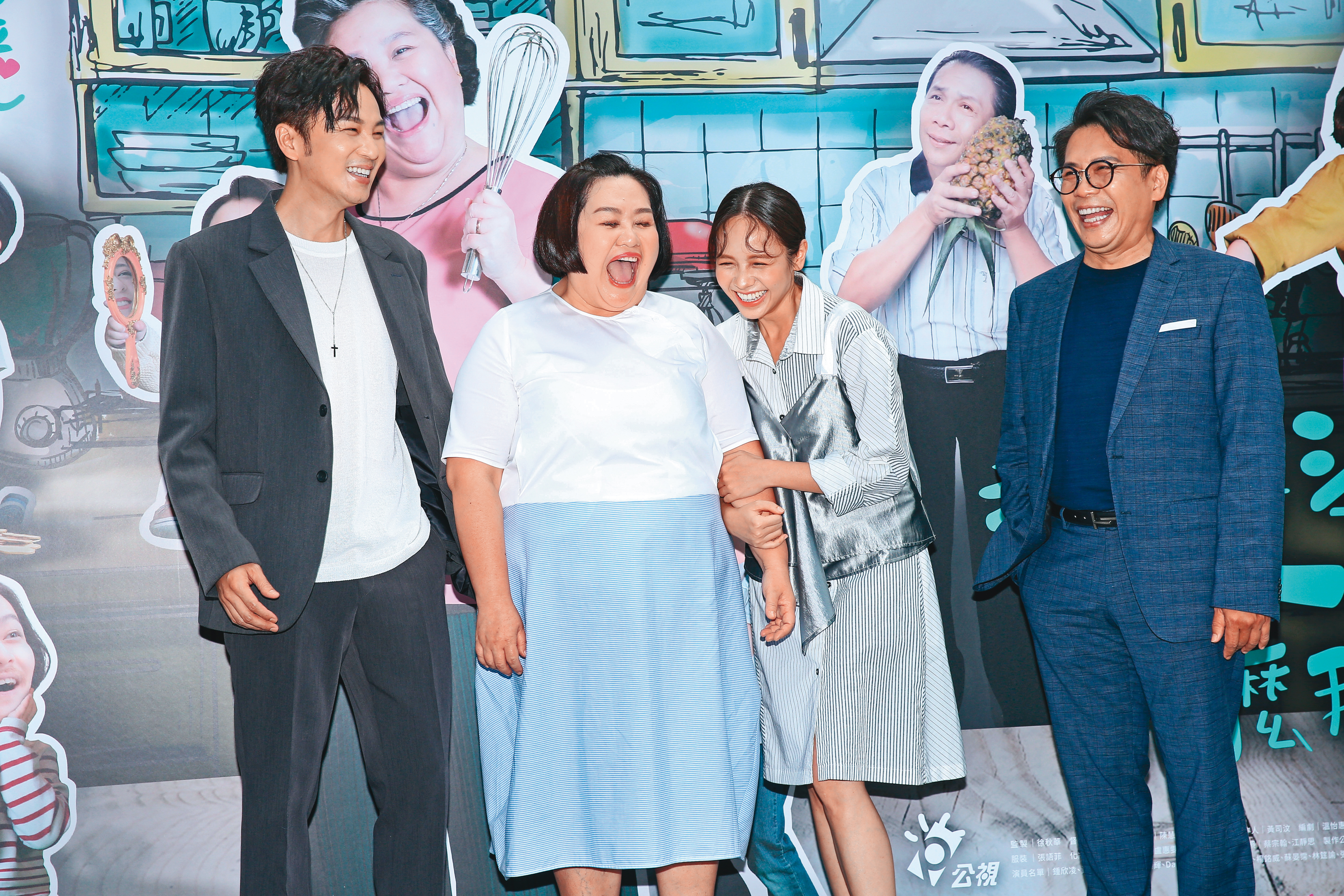 鍾欣凌（左二）表情一向非常生動，許傑輝（右一）在邊邊完全只能陪笑。左一為張書偉、右二為黃姵嘉。