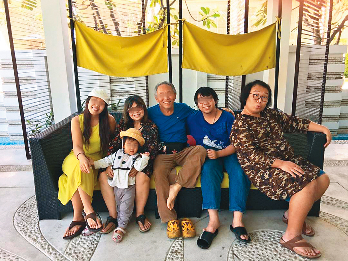 娘娘（右1）與泰國的家人合照留影，一家感情融洽，但娘娘沒有和爸爸（右3）討論過性向認同。（翻攝自娘娘IG）