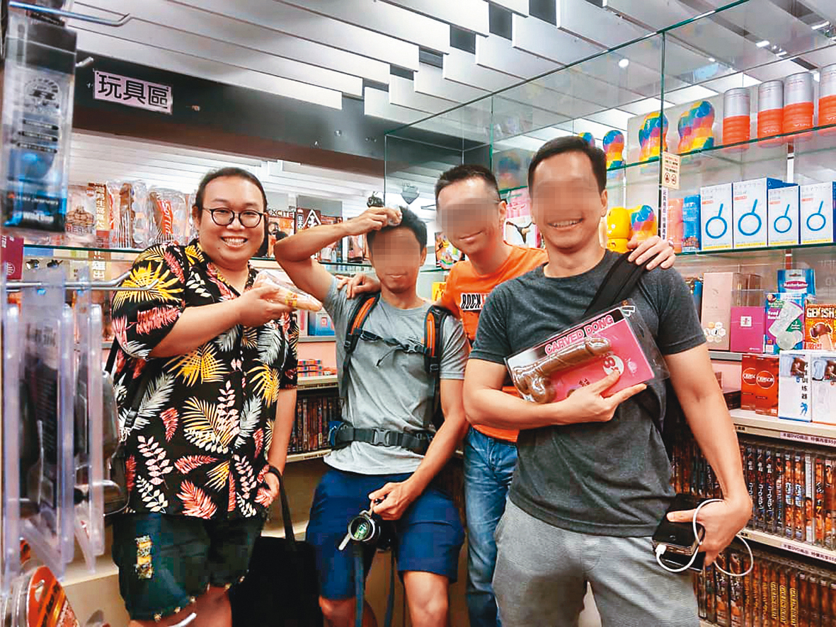 雖然來自看似開放的泰國，但娘娘（左一）認為台灣包容度更高，還會帶朋友逛台灣的情趣用品店。（翻攝自娘娘IG）