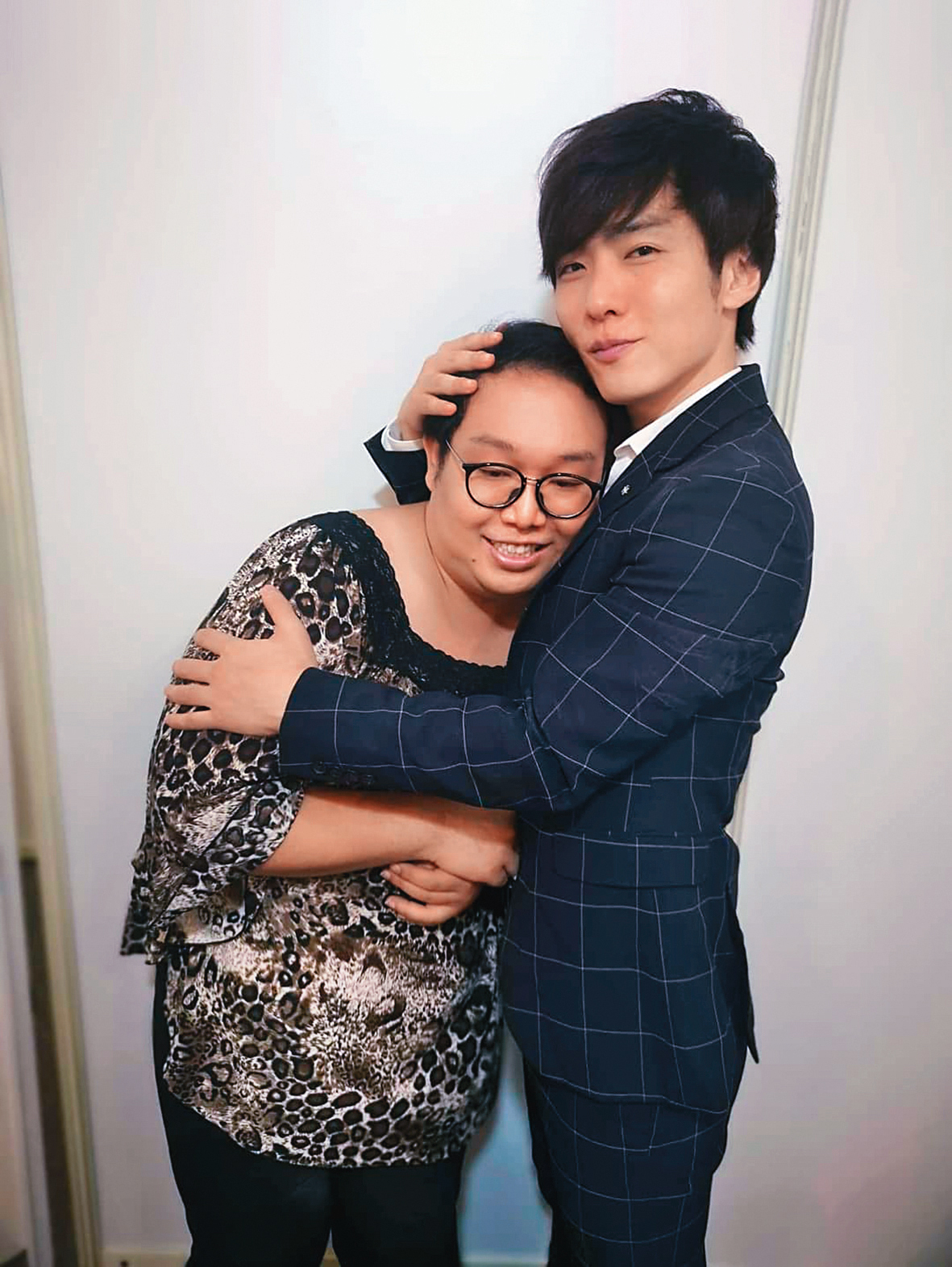 娘娘喜歡看取悅女性的AV,也想將自己第一次獻給AV男優,她在成人展見到自己心愛的AV男優鈴木一徹時,嬌羞依人。(翻攝自娘娘IG)