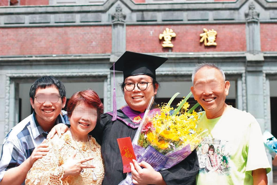 娘娘在師大碩士畢業時，父母、弟弟都特地來台參加畢業典禮。（翻攝自娘娘IG）