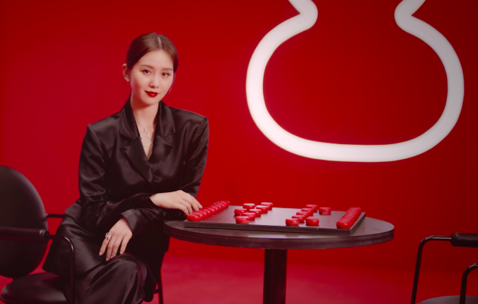 劉詩詩以艷紅唇色與緞面西服褲裝，以俐落優雅的氣質詮釋Qeelin風格。（Qeelin）