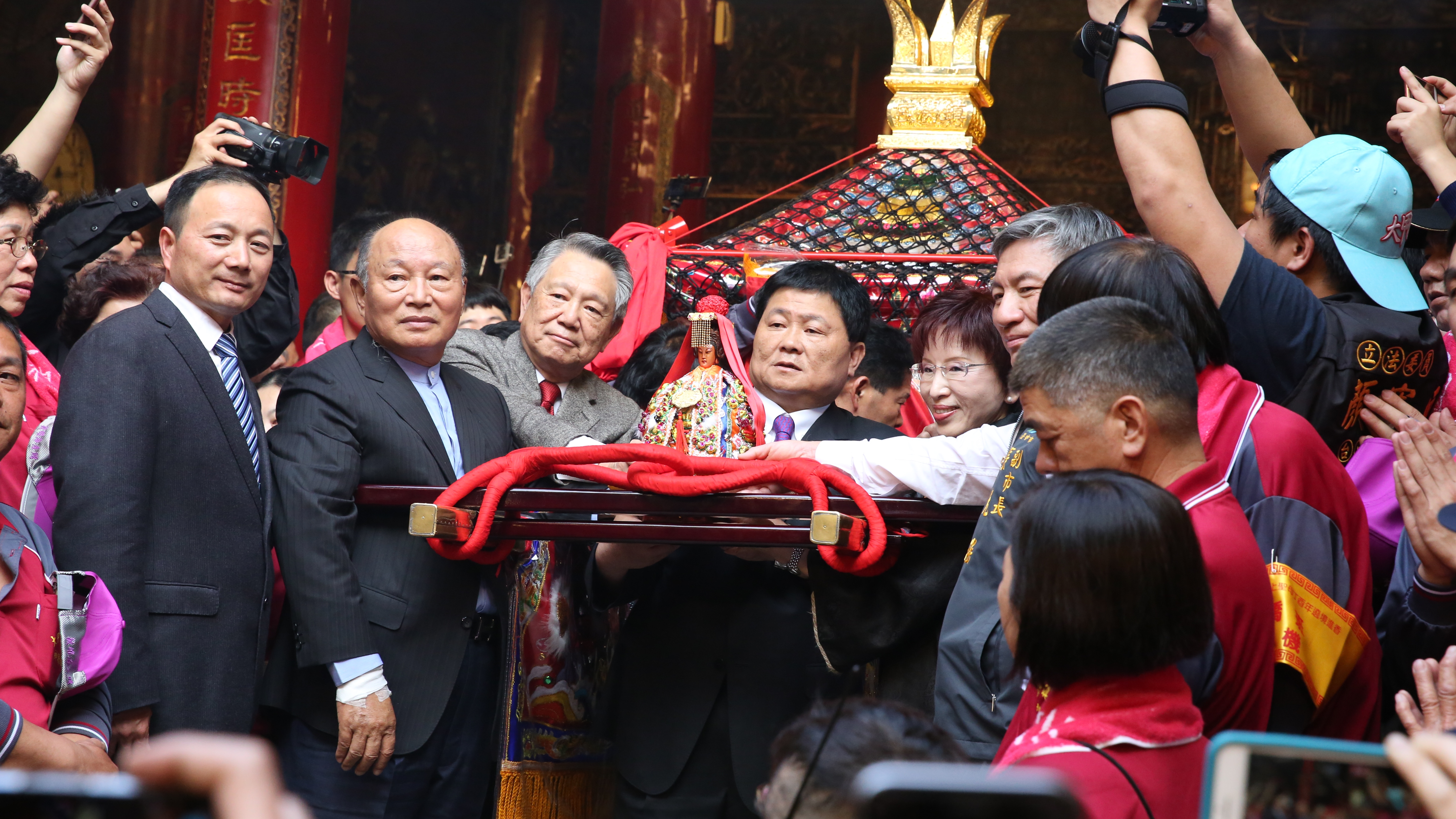 以往大甲媽祖遶境都可見到鎮瀾宮董事長顏清標（中）的身影，今年將由兒子顏寬恒、女兒顏莉敏「代父遶境」。（本刊資料照）
