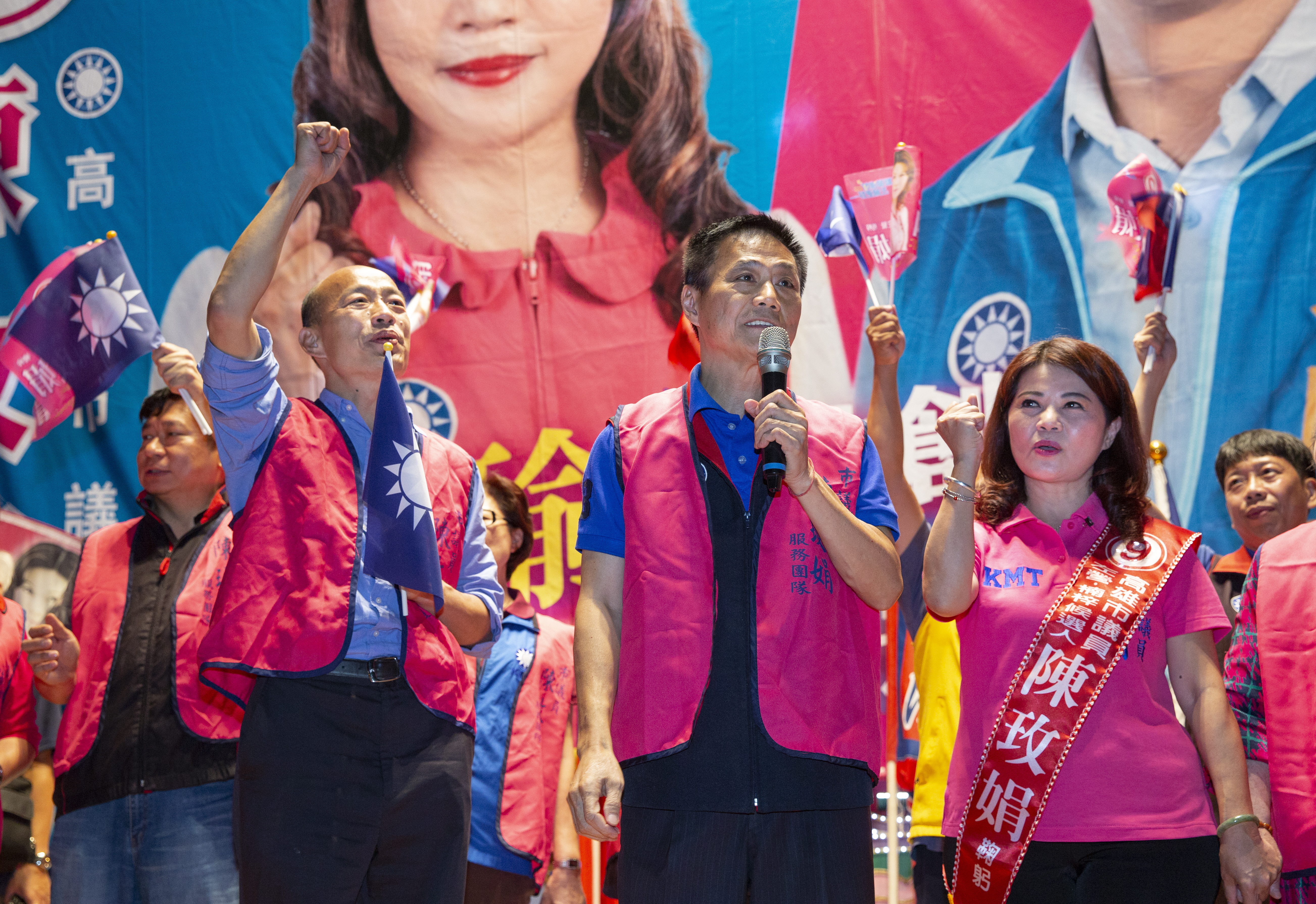 許崑源議長（中）將追謚為全國議會第一例的榮譽議長。（本刊資料照）