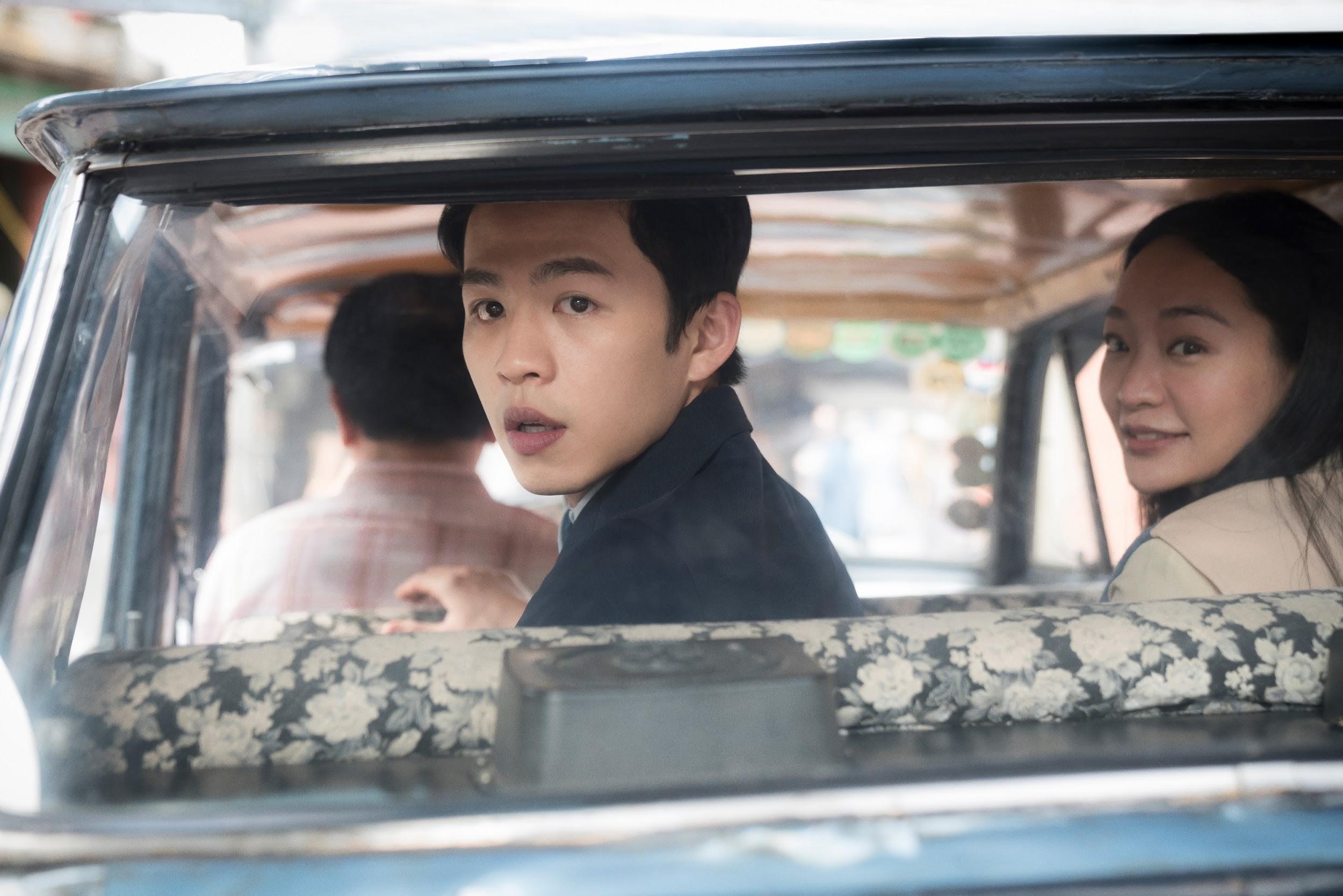 李鴻其（左）在《虎尾》飾演男主角品瑞的青年時期，以精湛演技征服好萊塢。（Netflix提供）