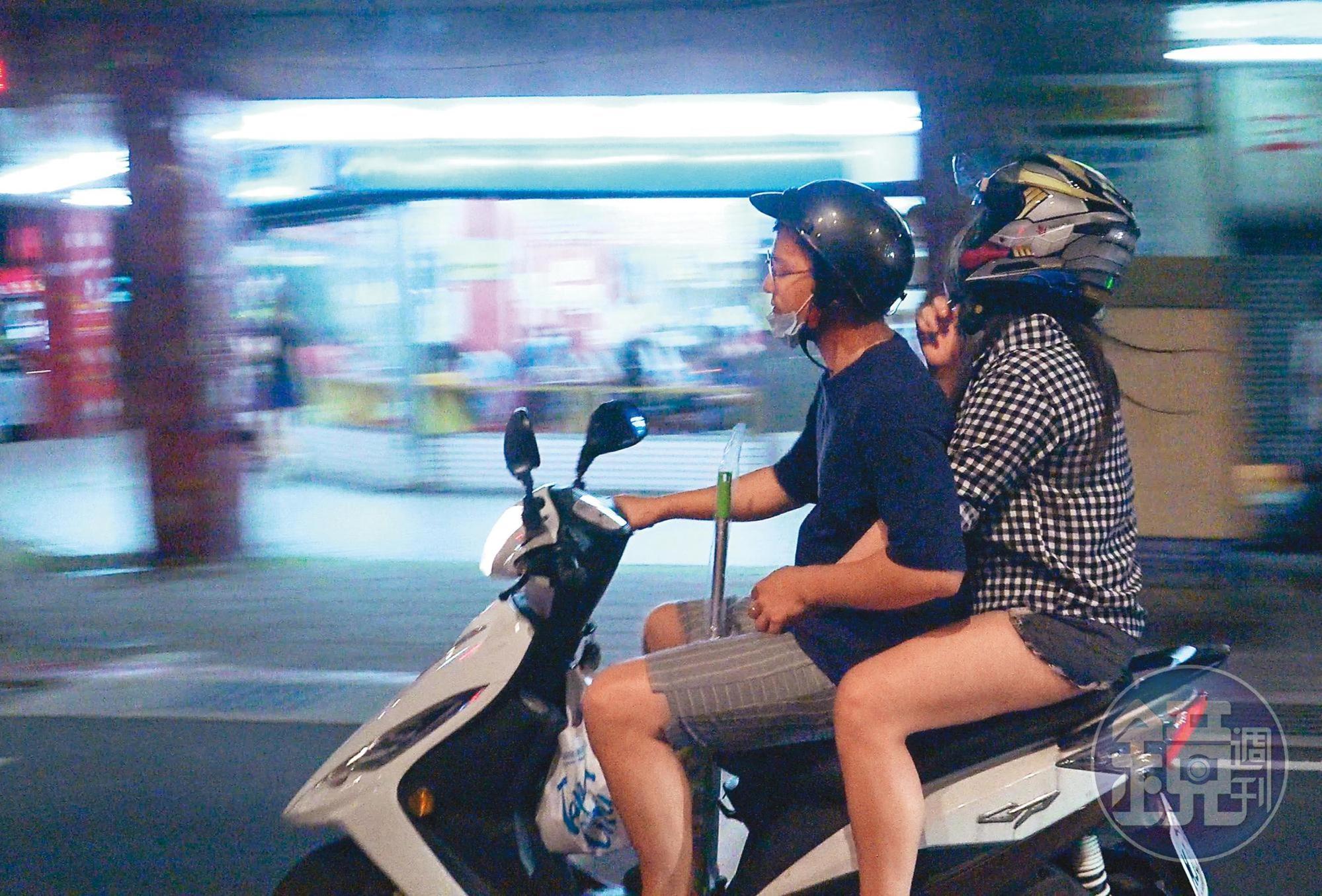 小倆口坐在摩托車上，上演前胸貼後背的戲碼。小甜甜（右）與男友（左）的短褲都頗短。