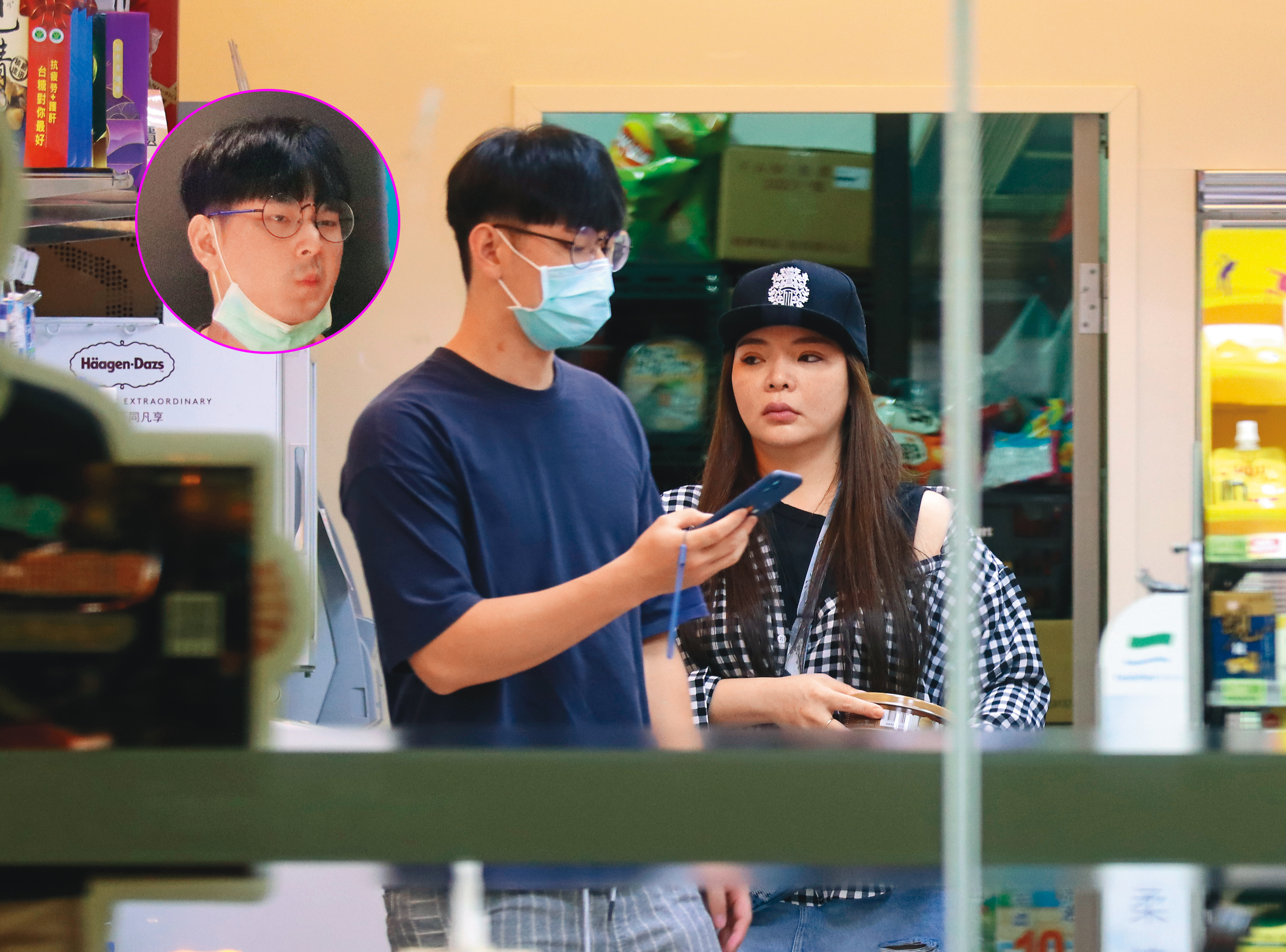 5/31 22：44 小倆口在全家買了一堆零食。