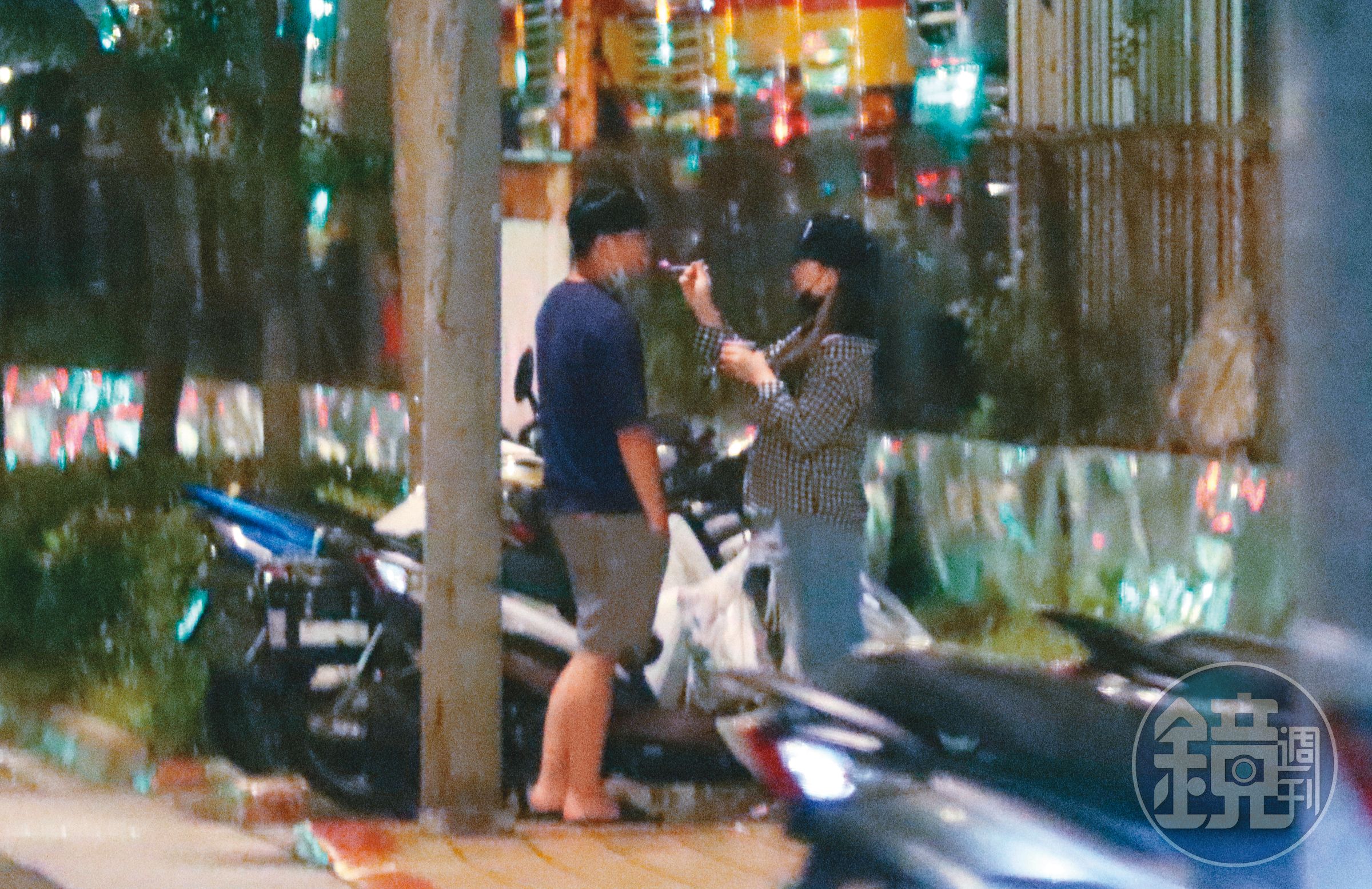 22：54  離開便利商店後，小甜甜（右）與男友（左）上演冰淇淋餵食秀。
