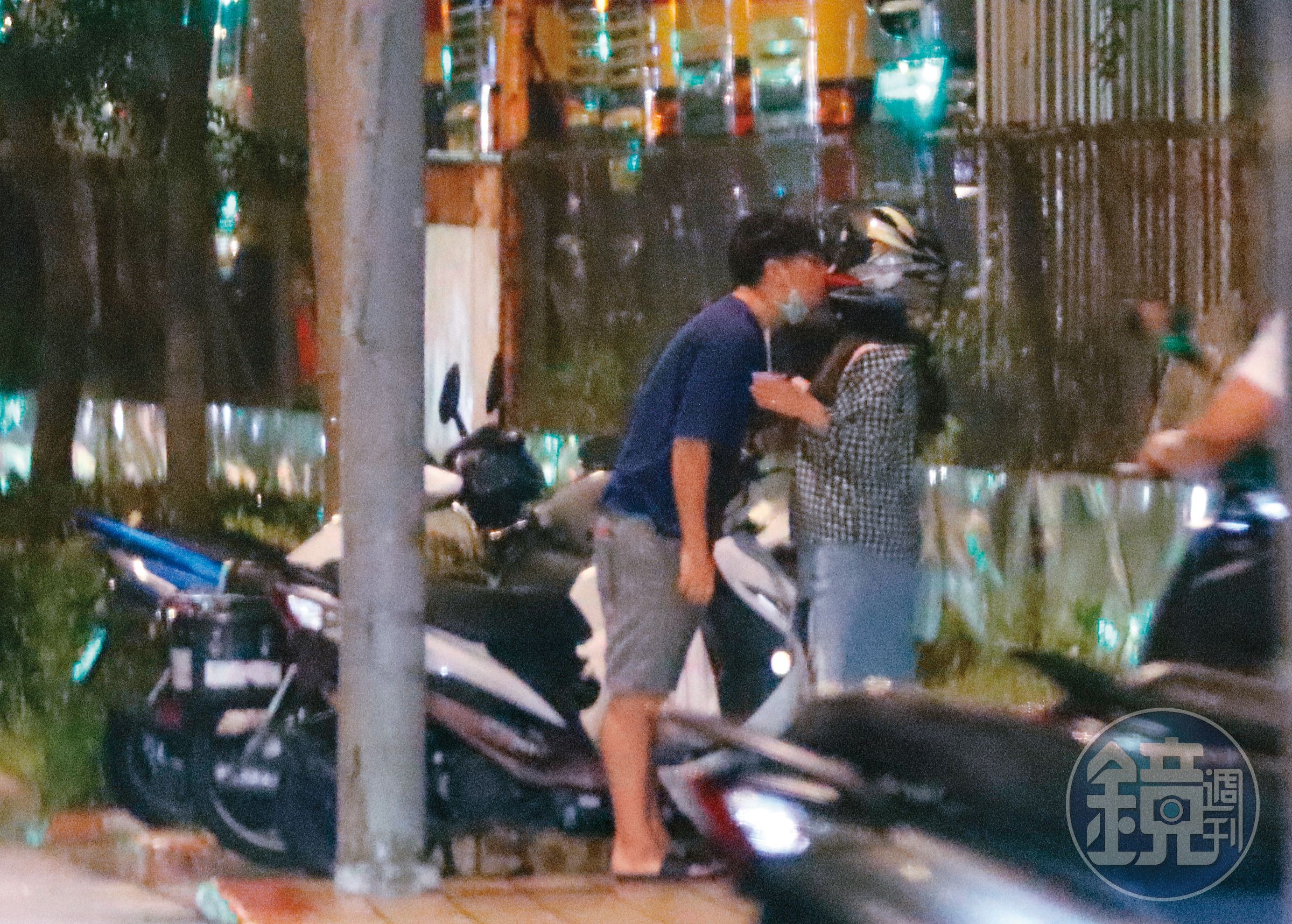 22：55  互換口水不夠，男友高難度啄吻戴著安全帽的小甜甜，看似正在熱戀期間。