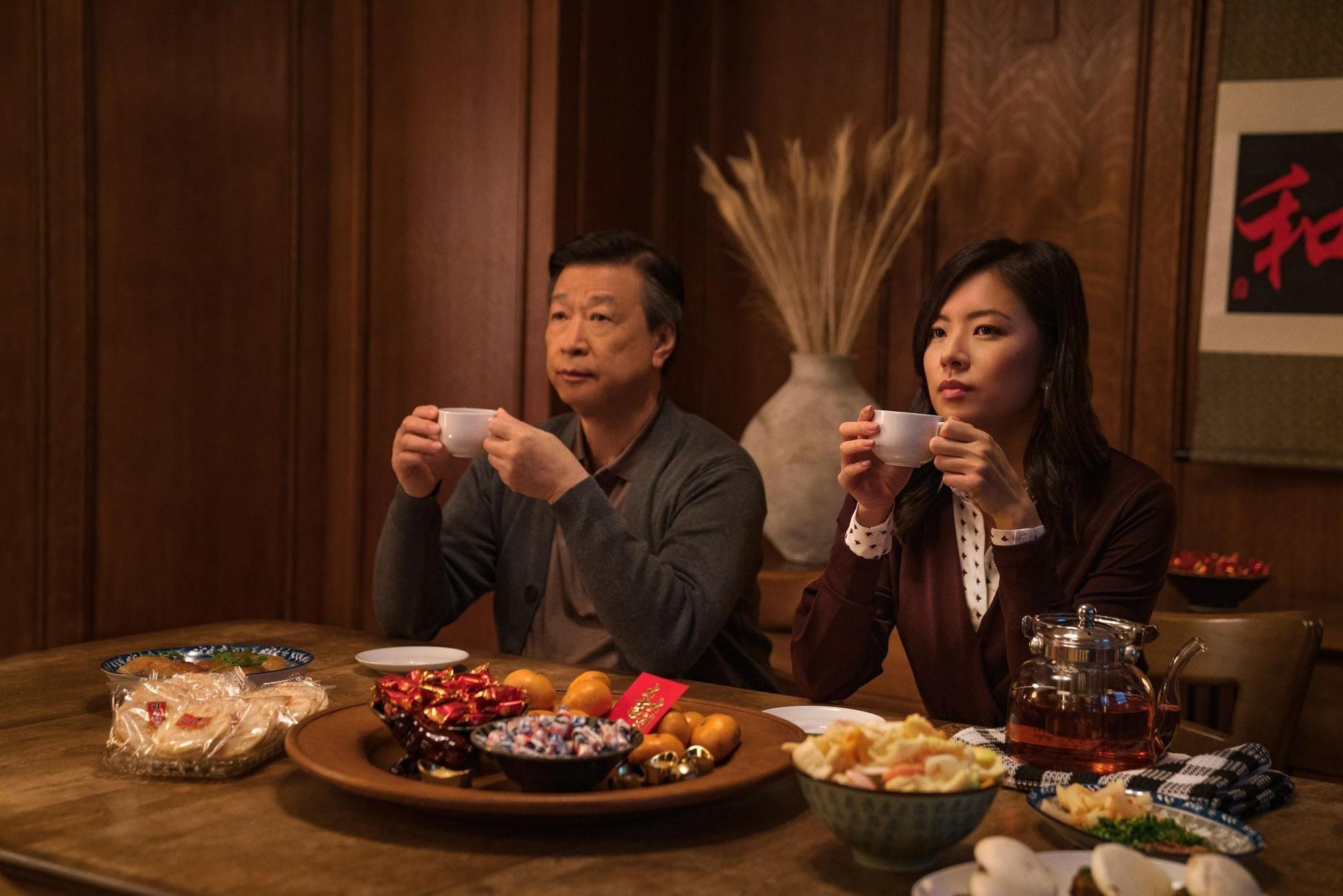 葛曉潔（右）和馬泰（左）在《虎尾》飾演相敬如「冰」的父女。（Netflix提供）