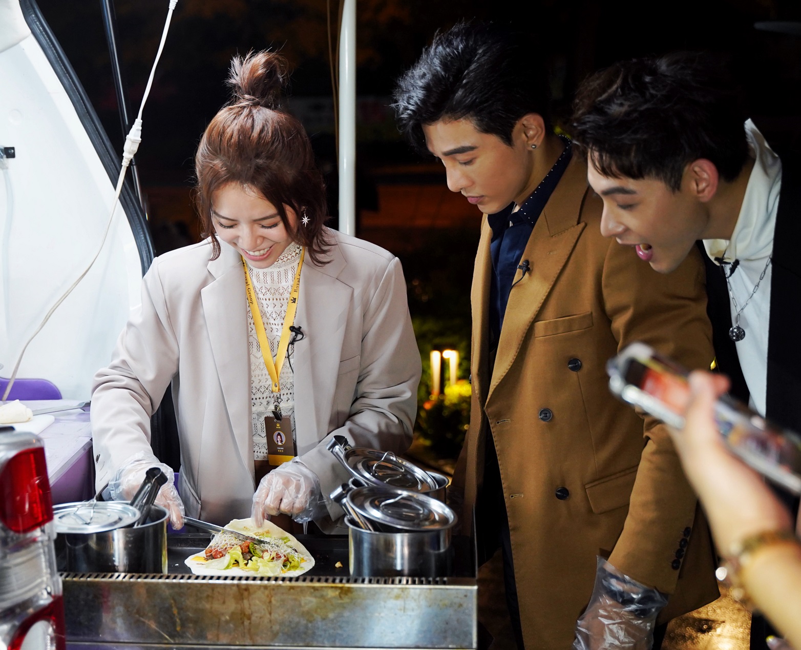 3位演員在蝦皮直播廚藝PK,宋芸樺大展身手時,張立昂神來一筆「畢竟她有主持《型男大主廚》。」讓眾人笑噴。(蝦皮購物提供)