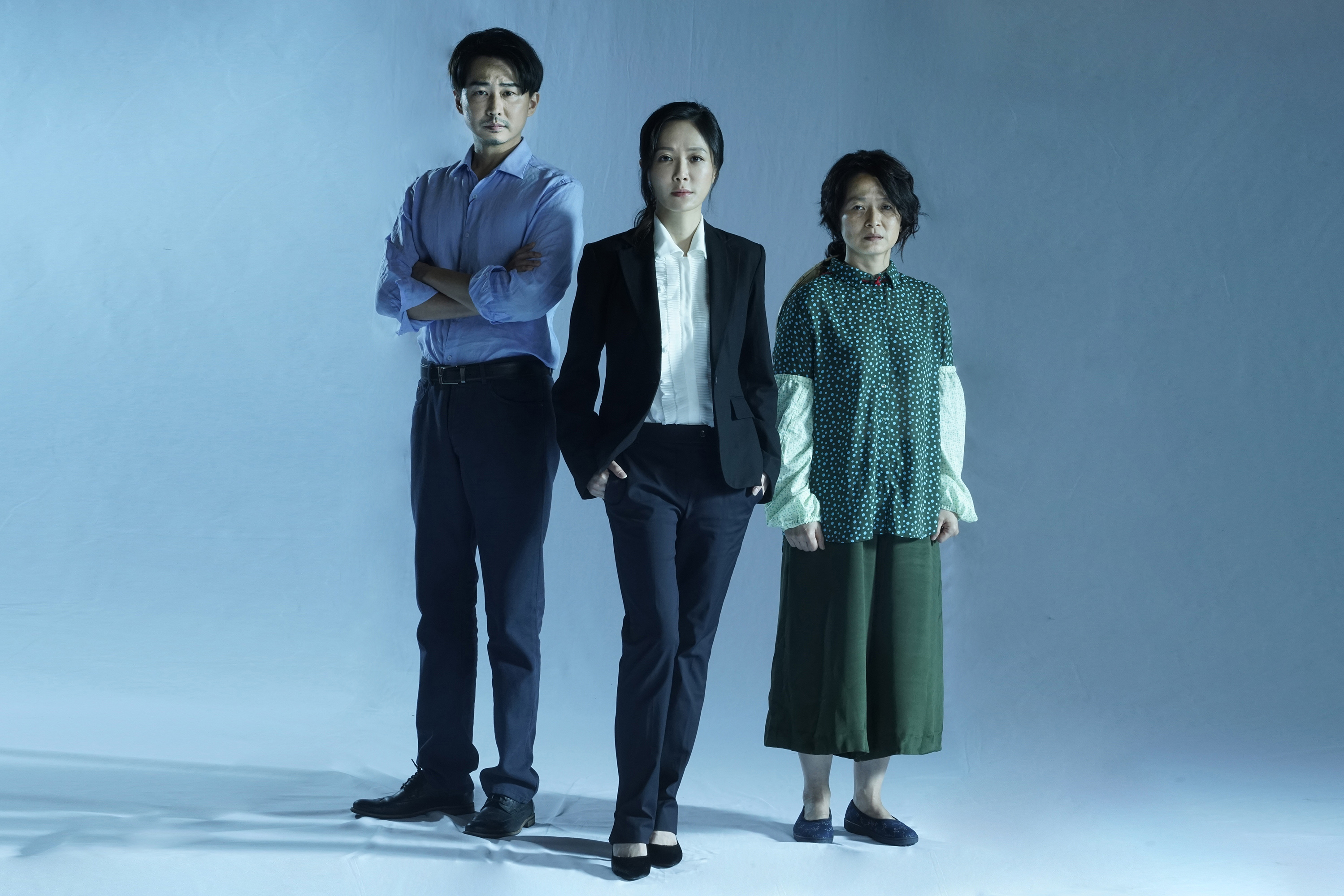 《我們與惡的距離》全民公投劇場版首波卡司曝光，由尹馨（中）、謝瓊煖（右）、狄志杰（左）擔綱演出。（故事工廠提供）