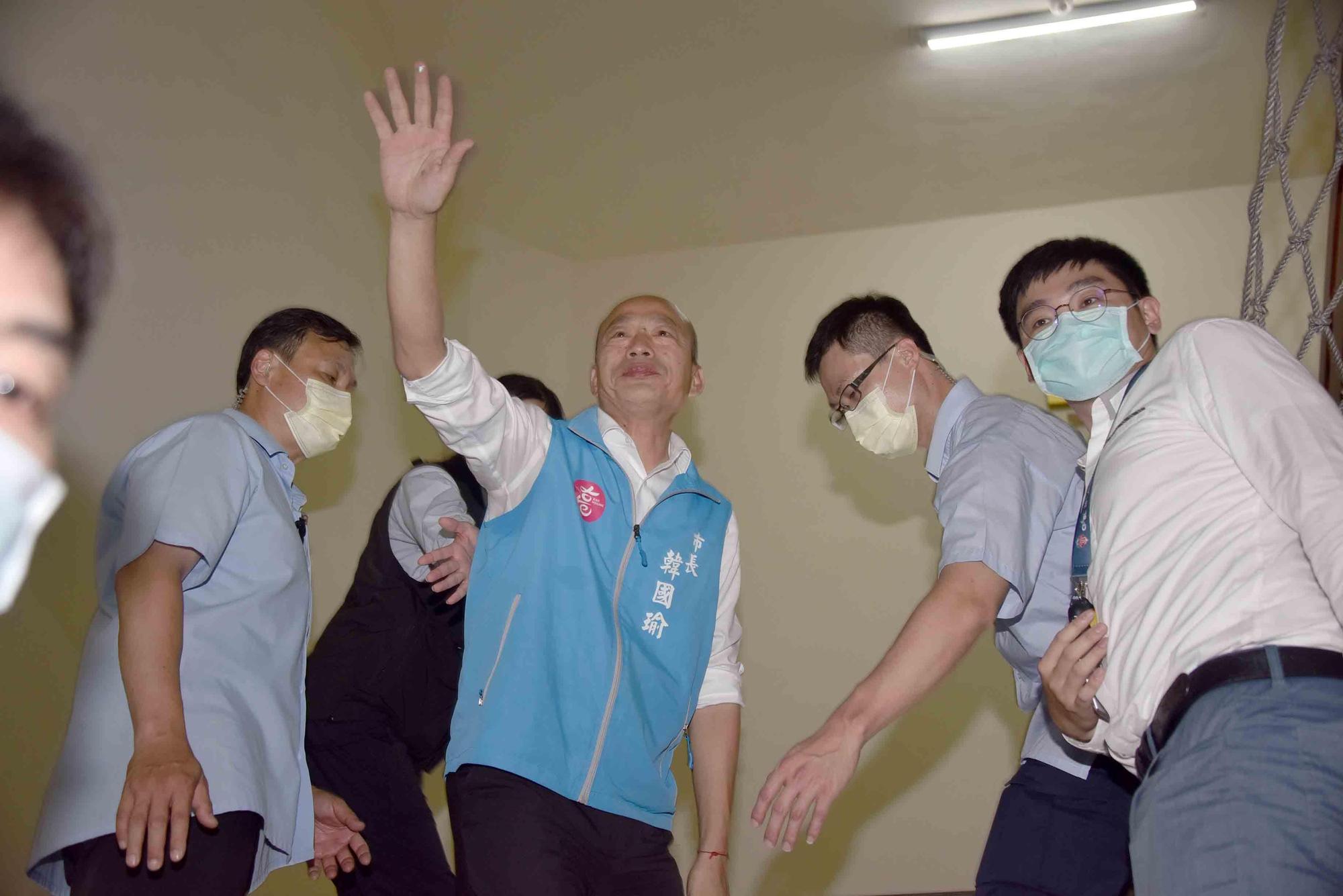 高雄市長韓國瑜遭到罷免即將解職，今赴四維行政中心最後一次主持市政會議。（高雄市政府提供）