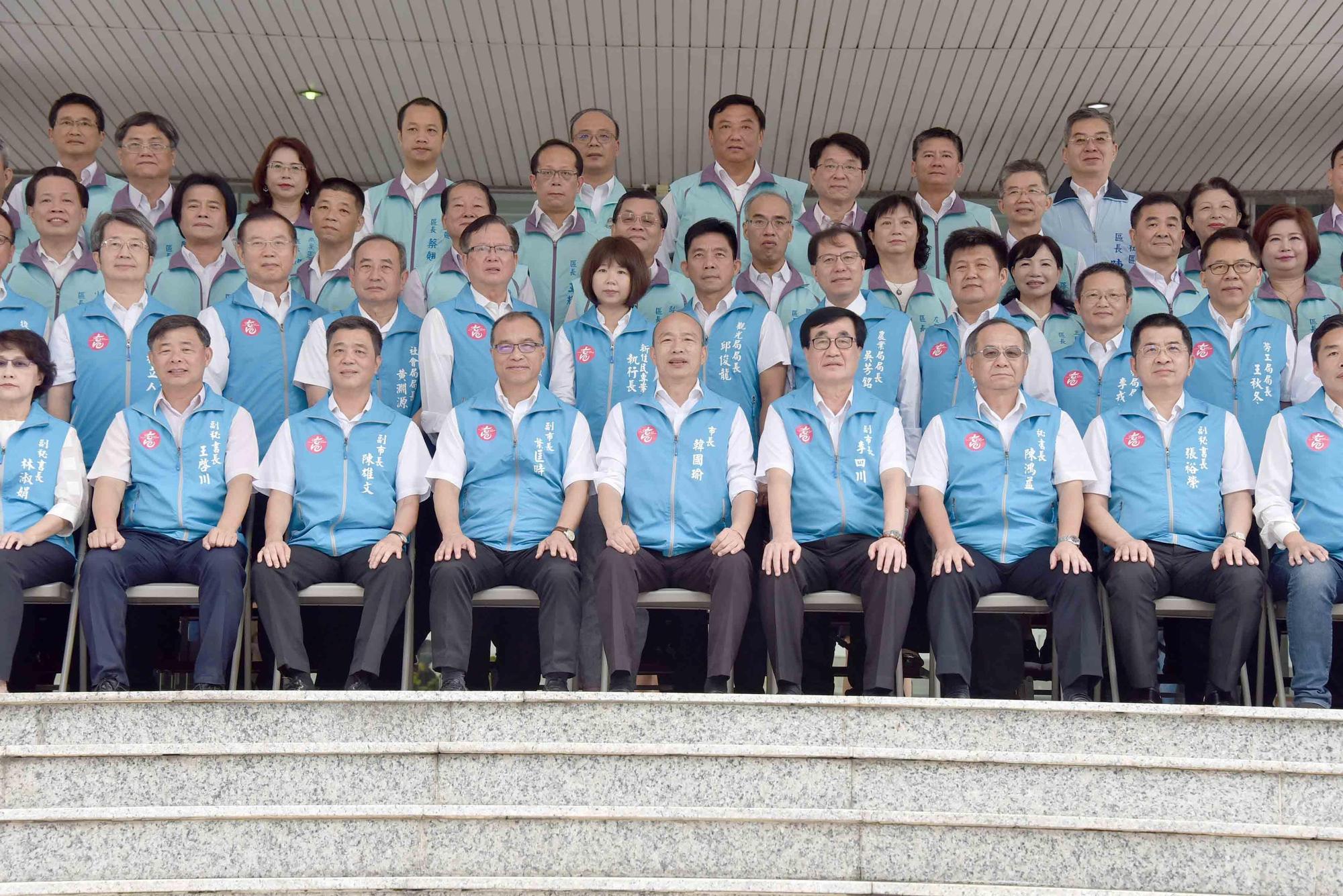 高雄市長韓國瑜與市府同仁合影，無奈表示自己「笑不出來」。（高雄市政府提供）