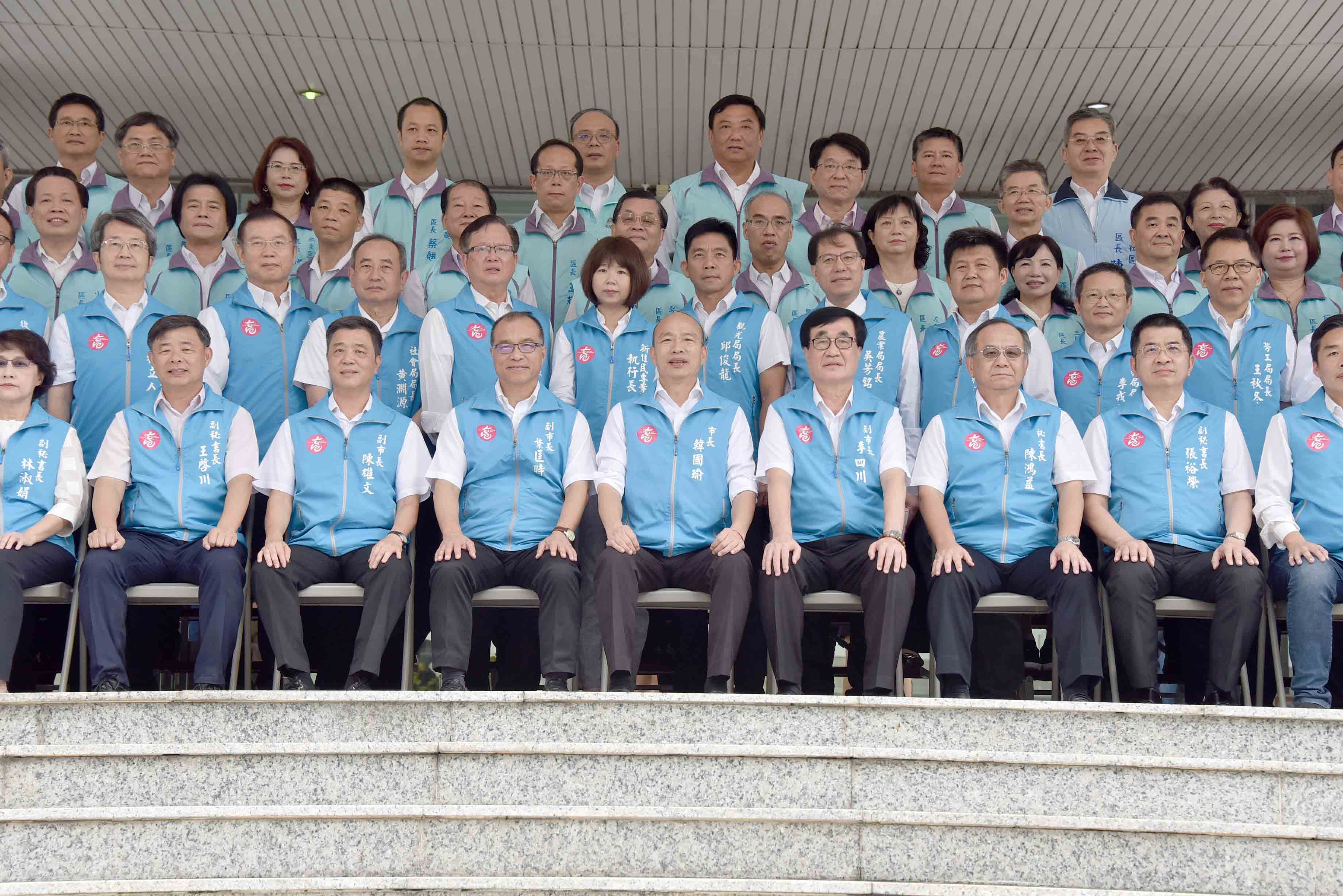 高雄市長韓國瑜與市府同仁合影，無奈表示自己「笑不出來」。（高雄市政府提供）