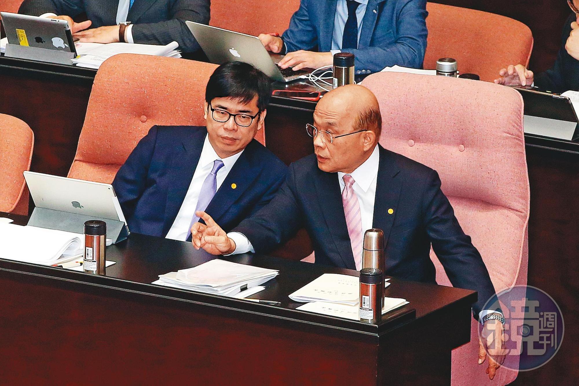 陳其邁(左)是否直接代理市長,要由行政院長蘇貞昌(右)拍板決定。