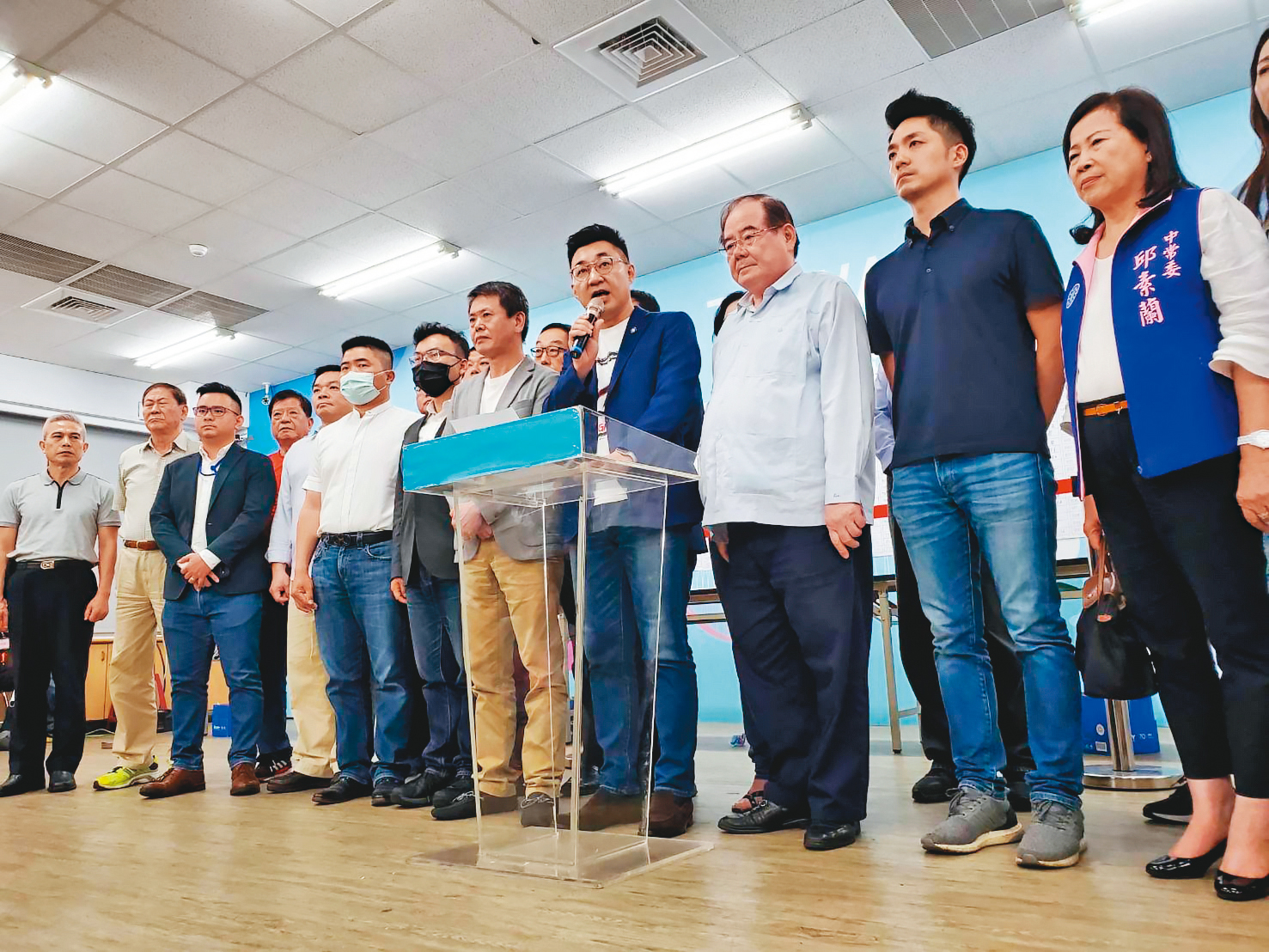 國民黨主席江啟臣6日傍晚得知罷免過關後，與黨務主管舉行記者會發表聲明。