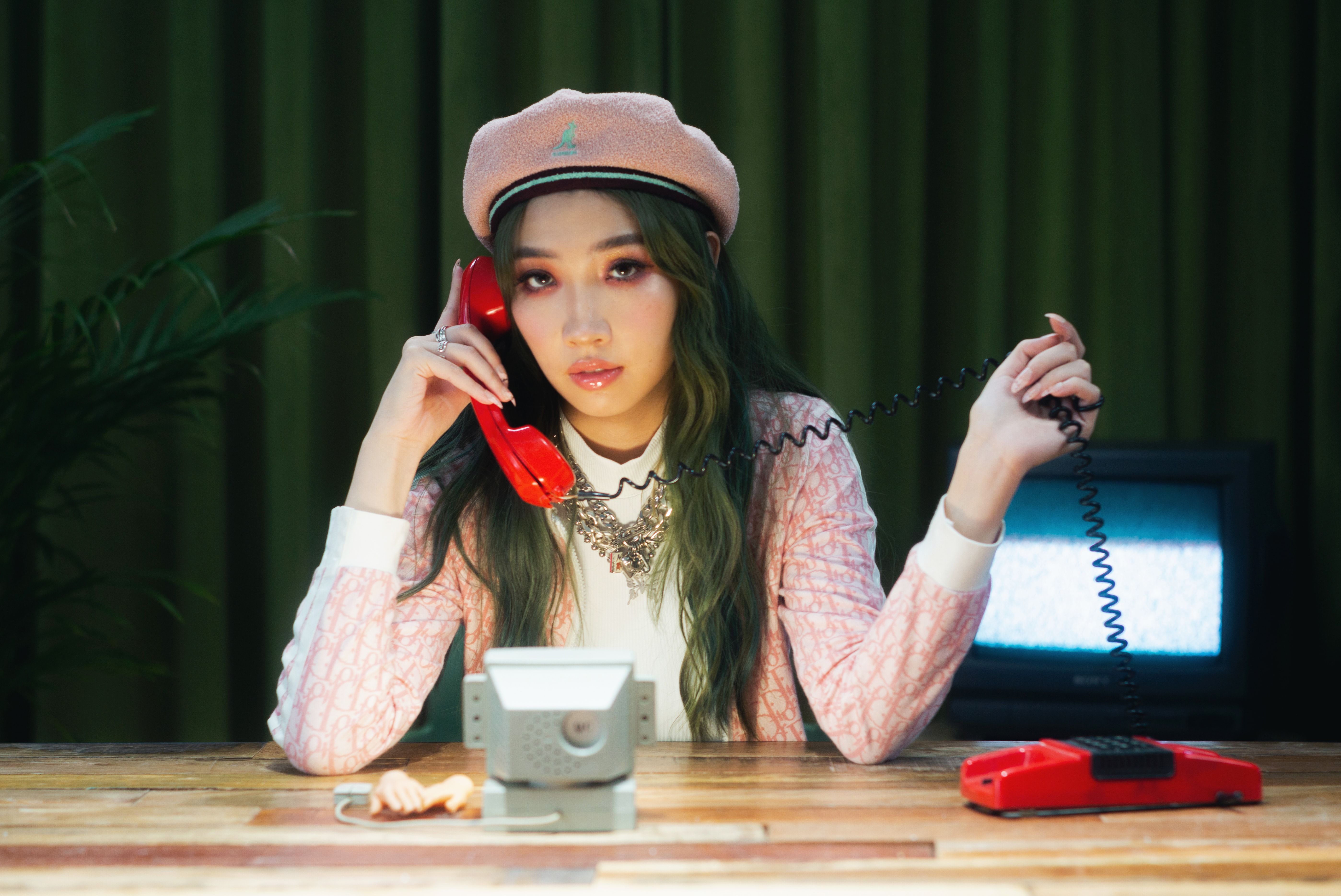 受到新冠疫情影響，Karencici宅在家時間變多，創作了多首新歌。（華研國際提供）