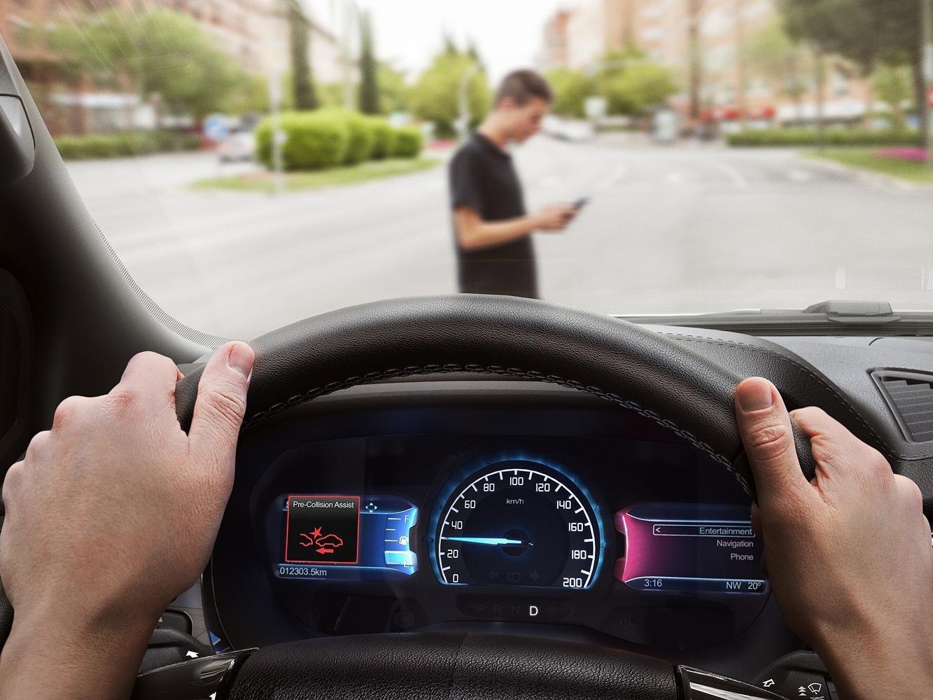 AEB（Autonomous Emergency Braking）自動緊急煞車系統主要透過感測器偵測前方目標，再利用控制器計算碰撞危險程度，最終由致動器執行自動煞車。