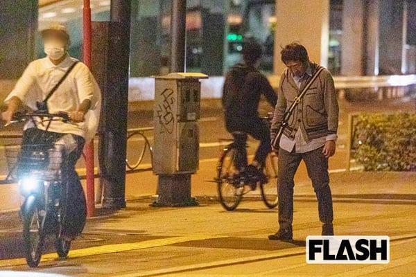 石田純一返家路上因喝太多腳步不穩，狼狽模樣連路人也沒認出他。（翻攝FLASH周刊）