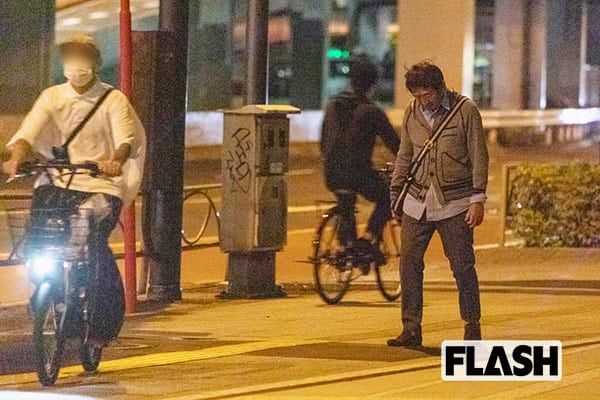 石田純一返家路上因喝太多腳步不穩，狼狽模樣連路人也沒認出他。（翻攝FLASH周刊）