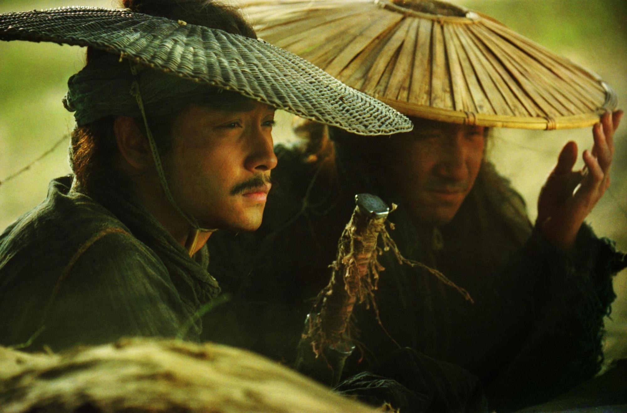 張國榮改演歐陽鋒後留起了鬍鬚，而片中他沒有鬍子的時候，其實是在之前還是演黃藥師時拍的片段。（CatchPlay）