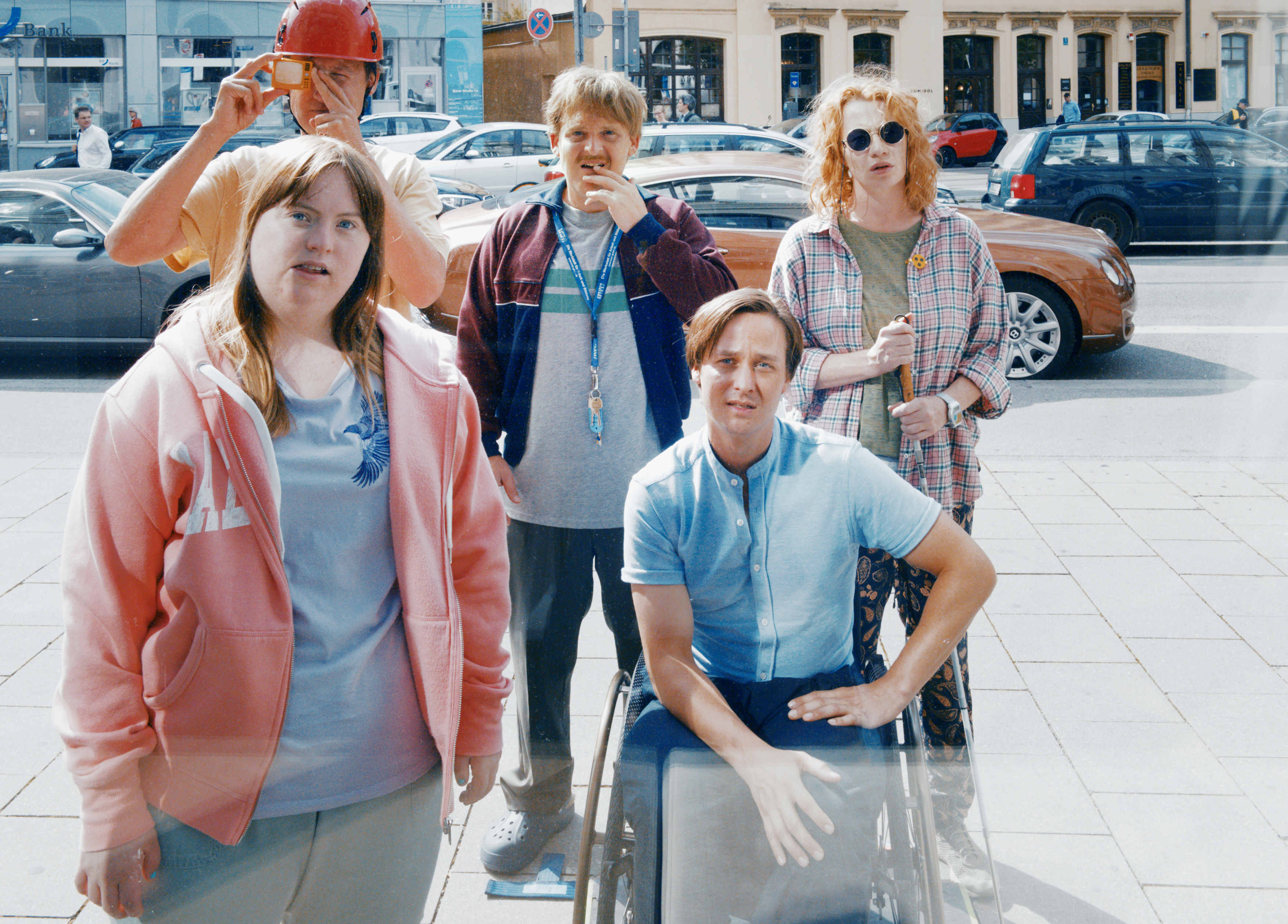 片中一群身障者想進精品店血拚，卻遭受歧視。（海鵬提供）