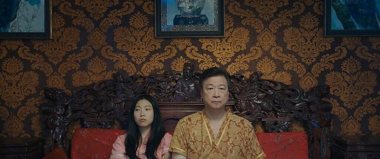 馬泰(右)在《別告訴她》裡與演員奧卡菲娜(左)飾演父女。(車庫娛樂提供)