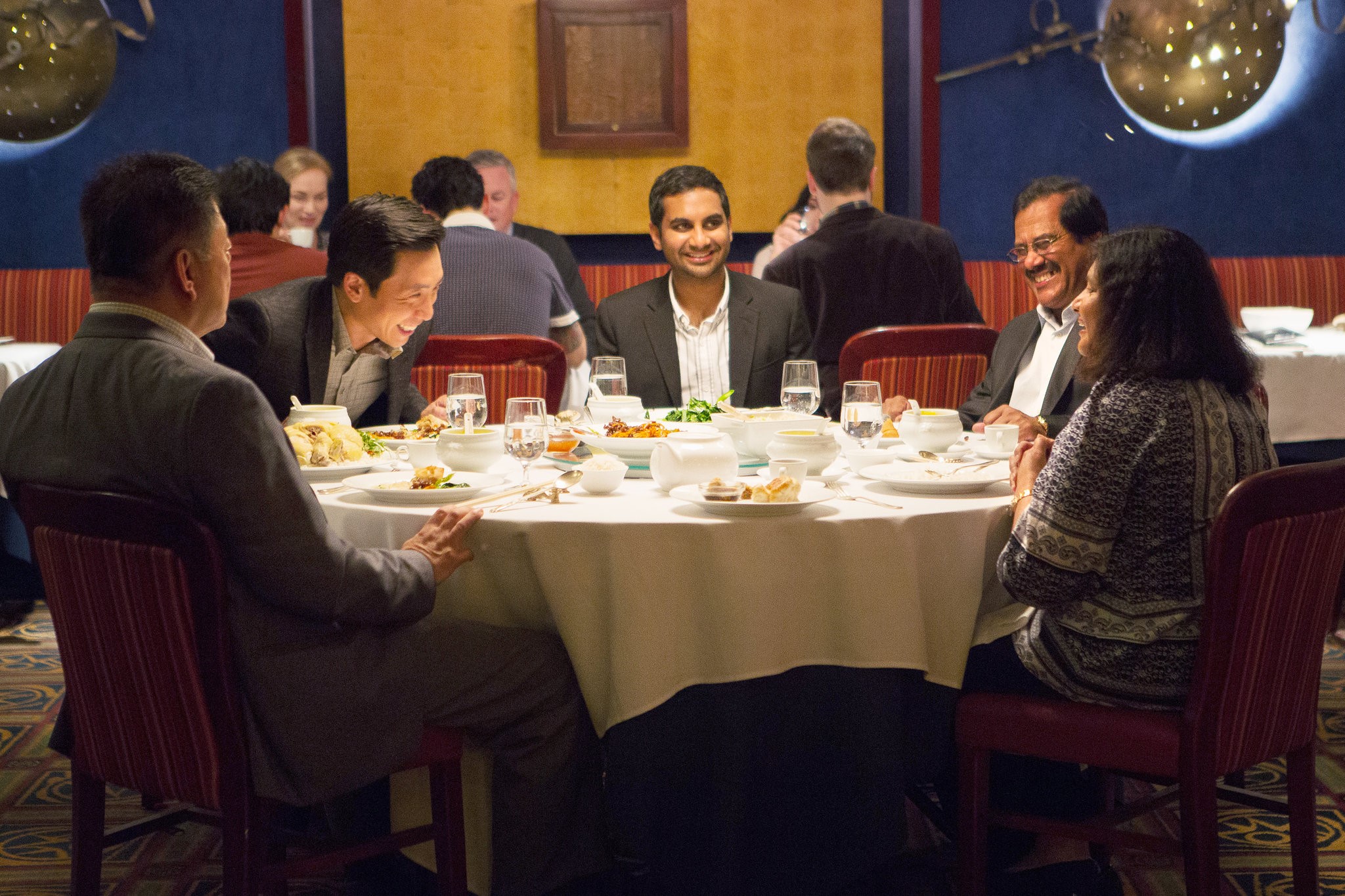 《不才專家》第一季第二集描述美國亞裔移民父母的犧牲，以及與下一代的隔閡，讓楊維榕和阿齊茲安薩里（中）勇奪艾美獎喜劇類最佳編劇。 （翻攝自netflix.com）