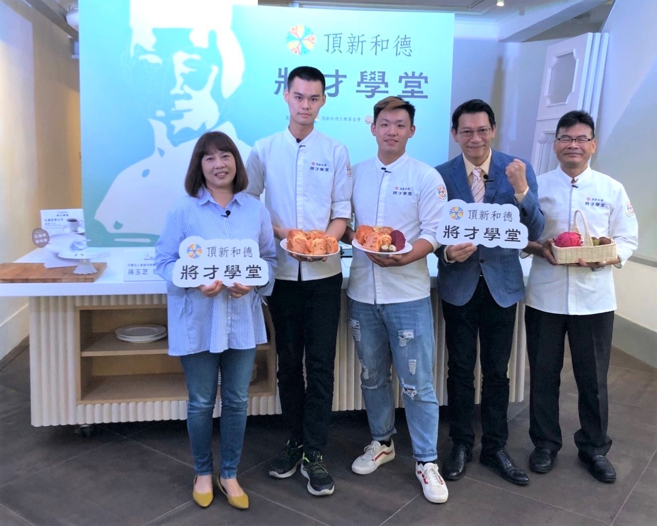 左起飛揚協會理事長孫玉芝、飛揚協會學員林瑋誠、飛揚協會學員林武昌、主持人徐展元。（頂新和德文教基金會提供）
