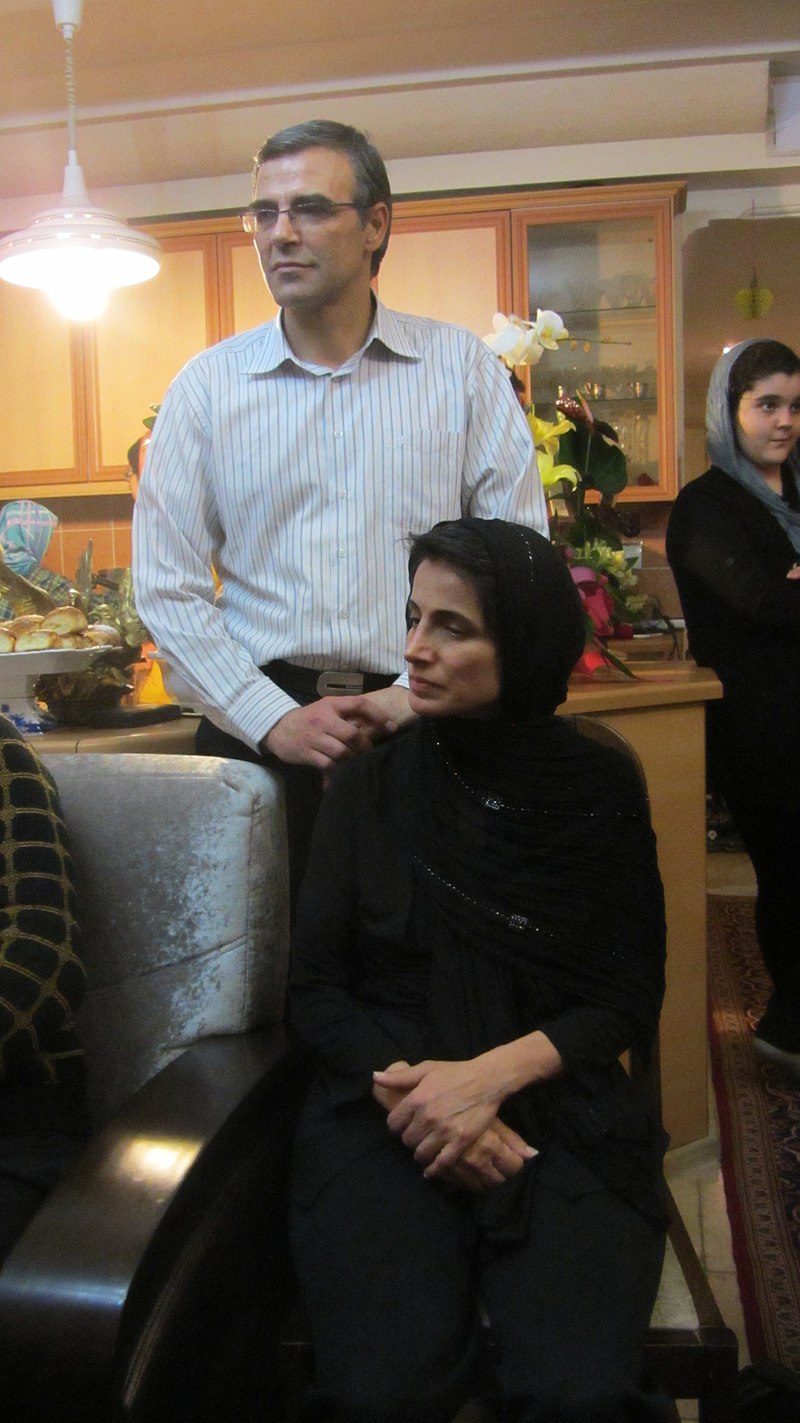 圖為伊朗人權律師與女權捍衛者索托德（前）與先生合影，索托德被判38年6個月監禁及148下鞭刑，國際特赦組織呼籲世人加入連署，要求伊朗當局將她釋放。（Wikimedia commons, Hosseinronaghi提供）