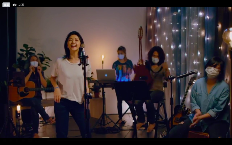 孫燕姿在自己出道20週年無法舉行大型演唱會，就舉行小型直播開唱。（翻攝自孫燕姿臉書）
