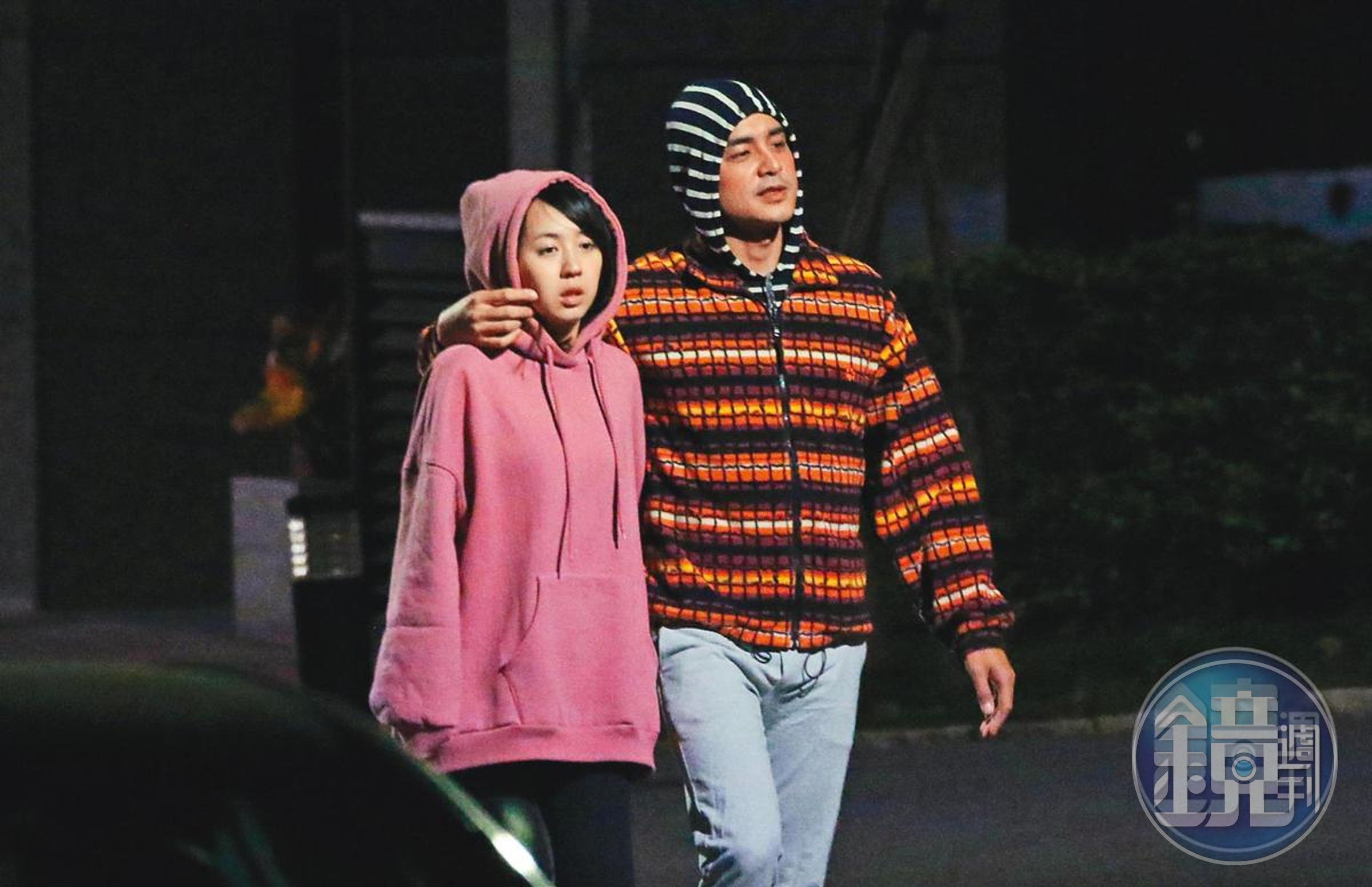 明道與另一半王婷萱在2016年底曾被拍到互動親暱，在住家附近散步。（本刊資料照）