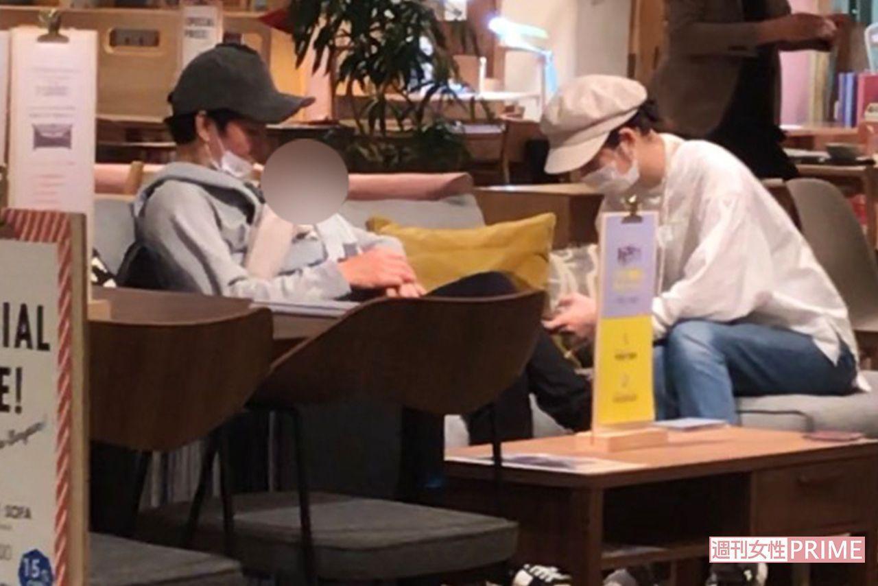 佐佐木希（右）去年11月和老公渡部建一起逛家具店，渡部負責背著兒子。（翻攝週刊女性）